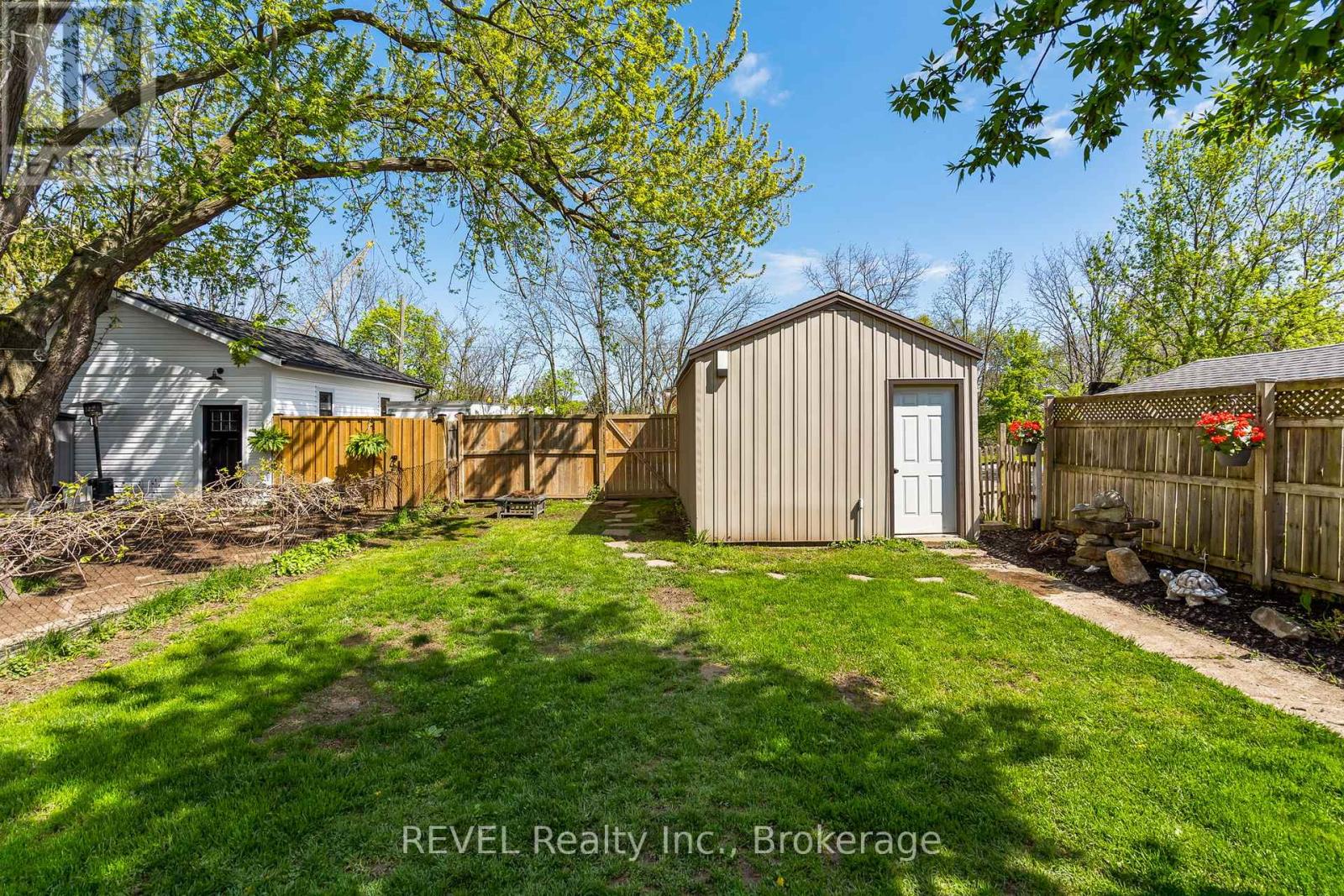 21 Hamilton Street, St. Catharines (Western Hill), Ontario  L2S 1K5 - Photo 6 - X12156364