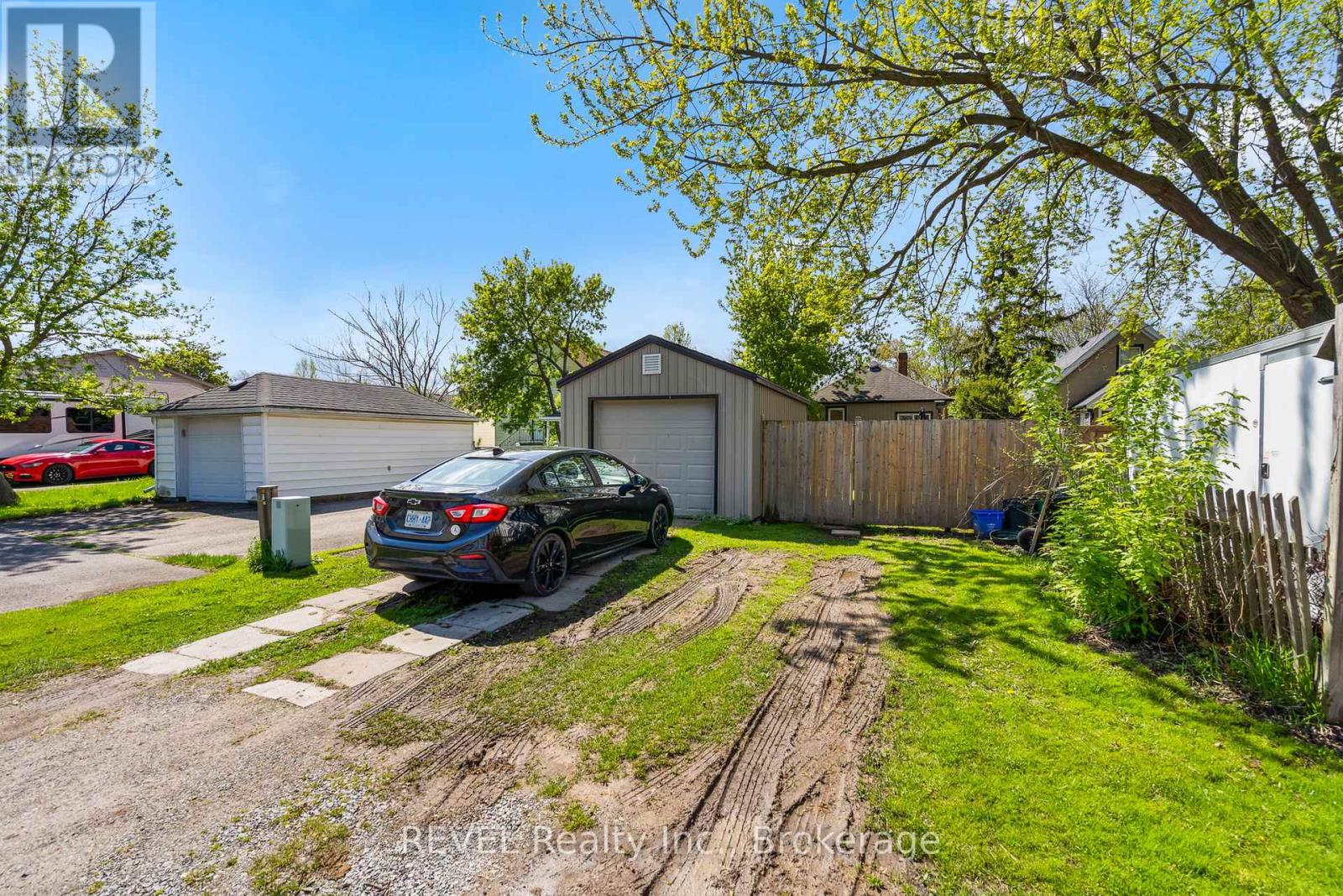21 Hamilton Street, St. Catharines (Western Hill), Ontario  L2S 1K5 - Photo 8 - X12156364