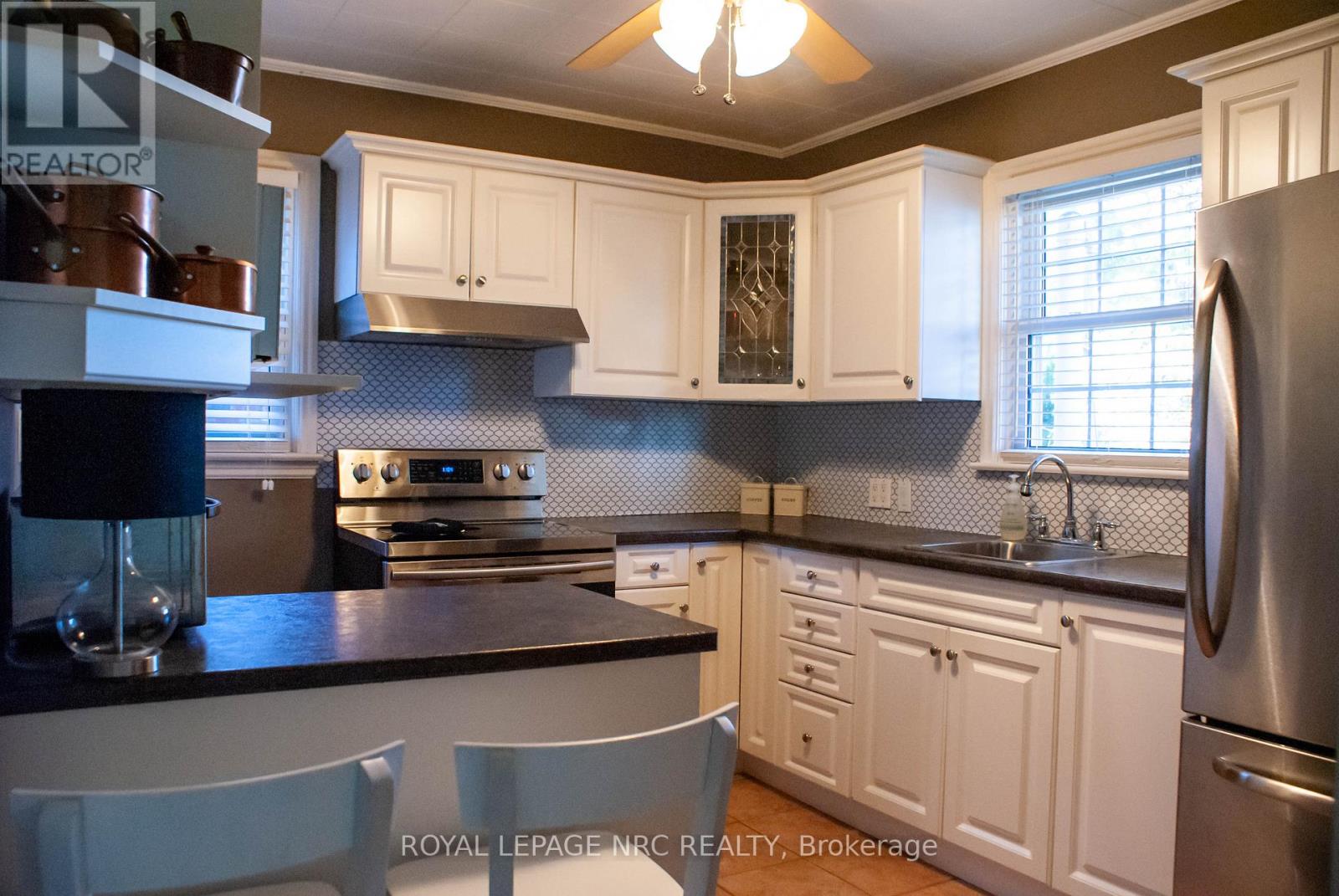 553 Carlton Street, St. Catharines (Carlton/bunting), Ontario  L2M 4X6 - Photo 12 - X12218197