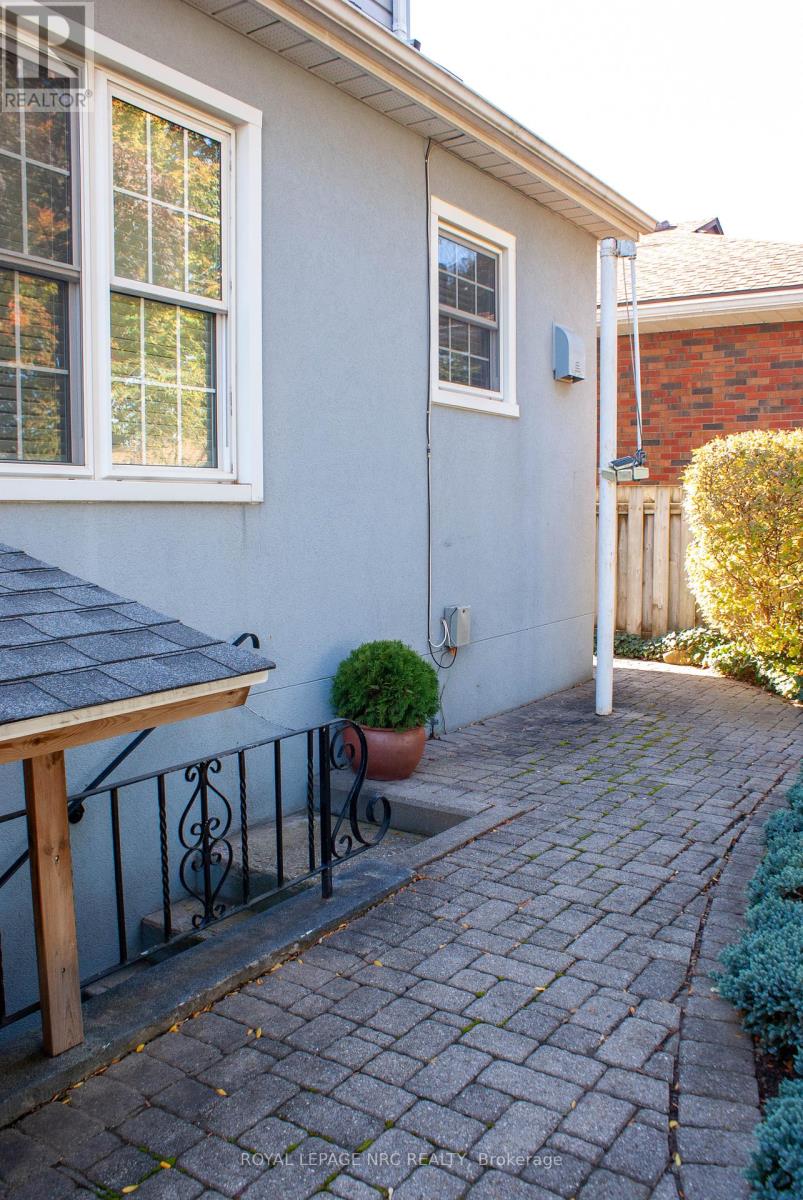 553 Carlton Street, St. Catharines (Carlton/bunting), Ontario  L2M 4X6 - Photo 3 - X12218197