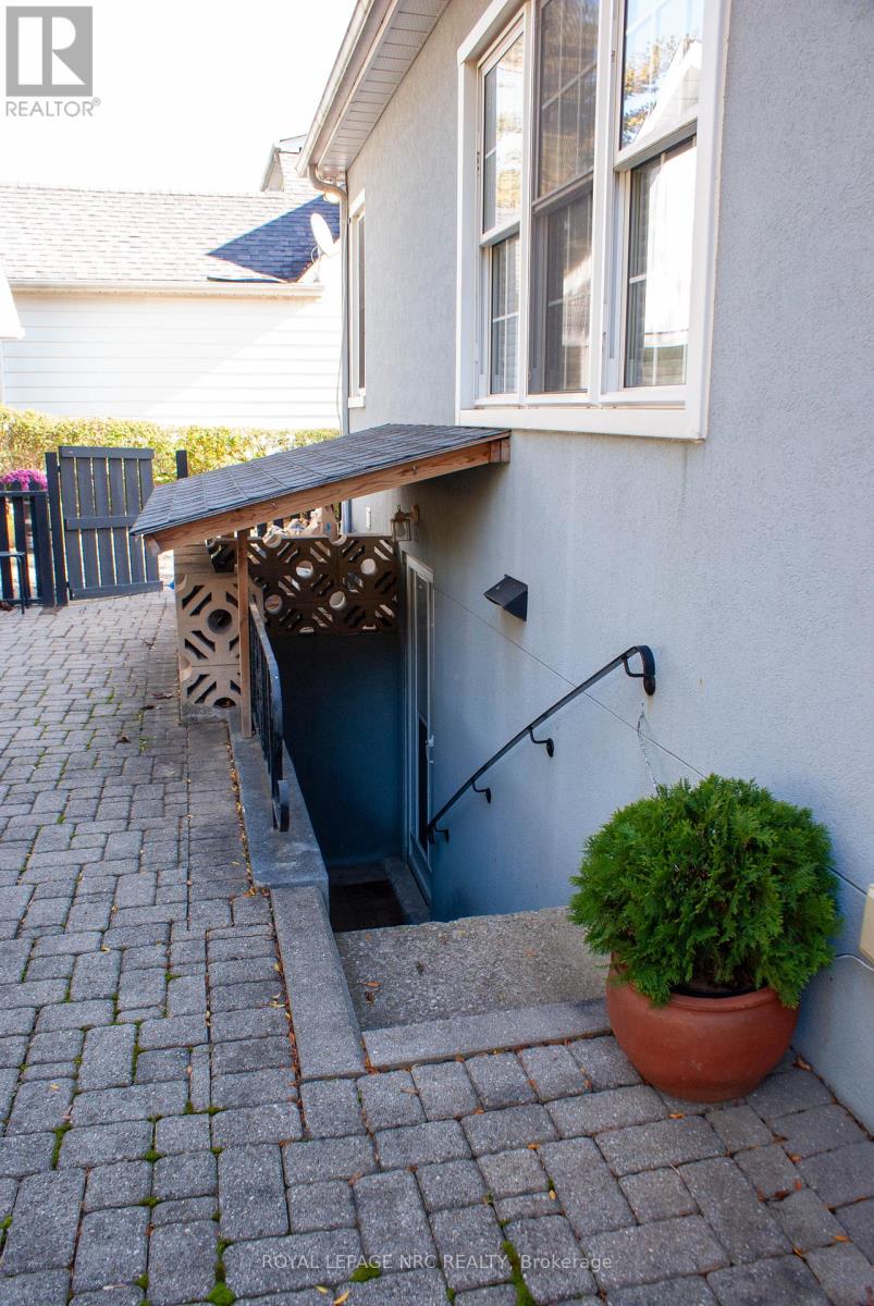 553 Carlton Street, St. Catharines (Carlton/bunting), Ontario  L2M 4X6 - Photo 4 - X12218197