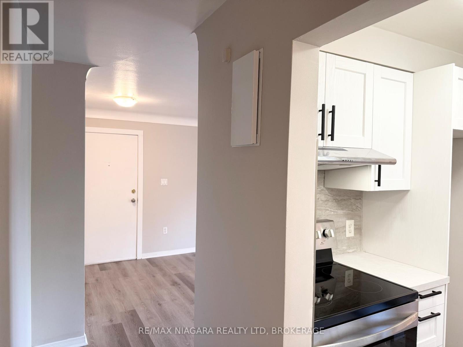 8 - 286 Vine Street, St. Catharines, Ontario  L2M 4T3 - Photo 27 - X12261205