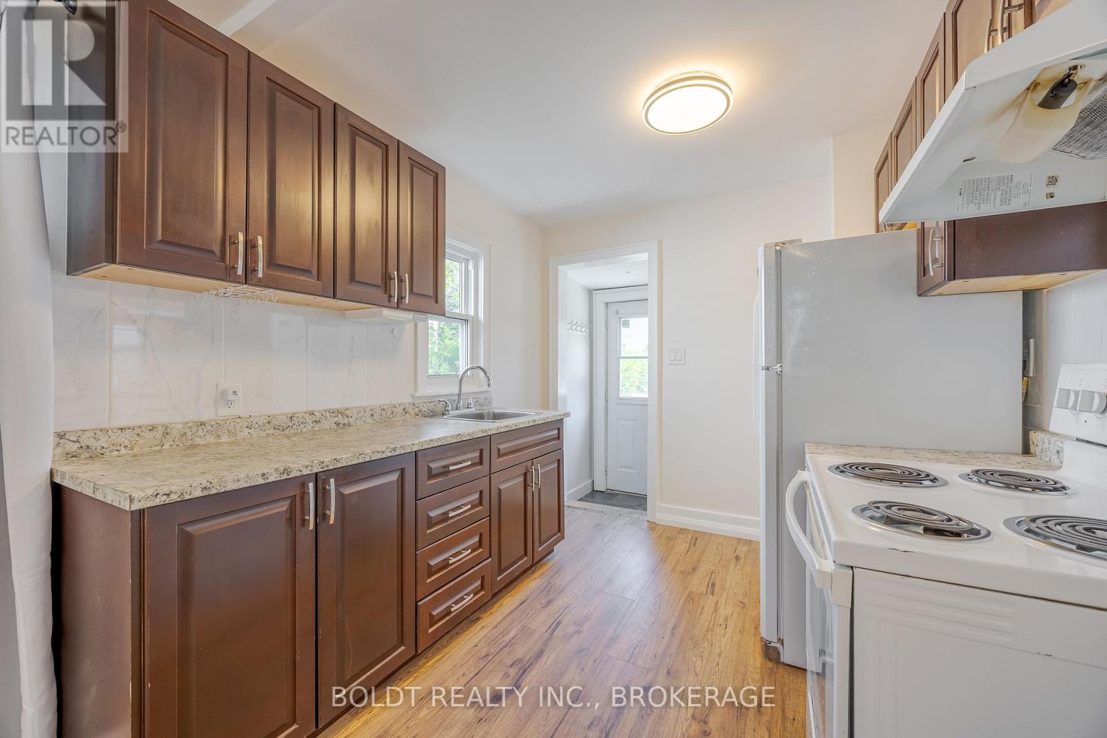336 Carlton Street S, St. Catharines, Ontario  L2N 1C4 - Photo 2 - X12269983