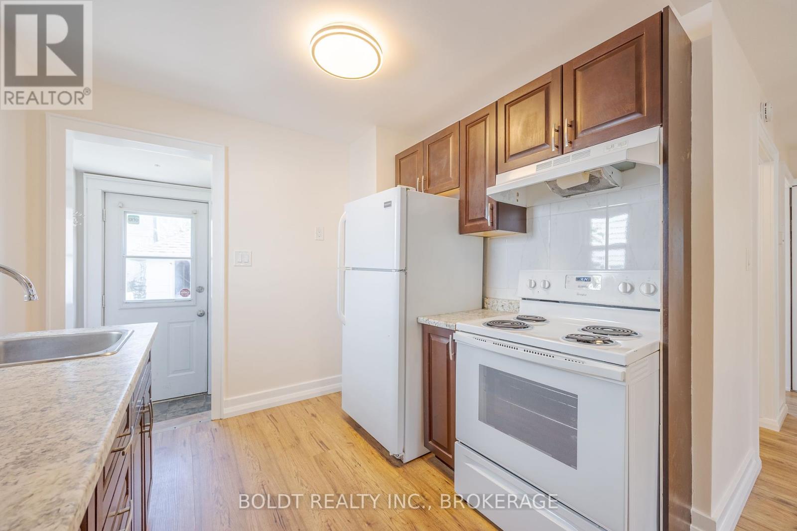 336 Carlton Street S, St. Catharines, Ontario  L2N 1C4 - Photo 3 - X12269983