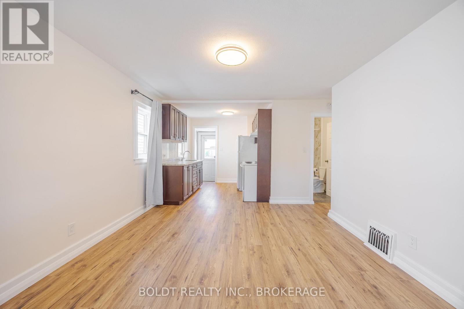 336 Carlton Street S, St. Catharines, Ontario  L2N 1C4 - Photo 4 - X12269983