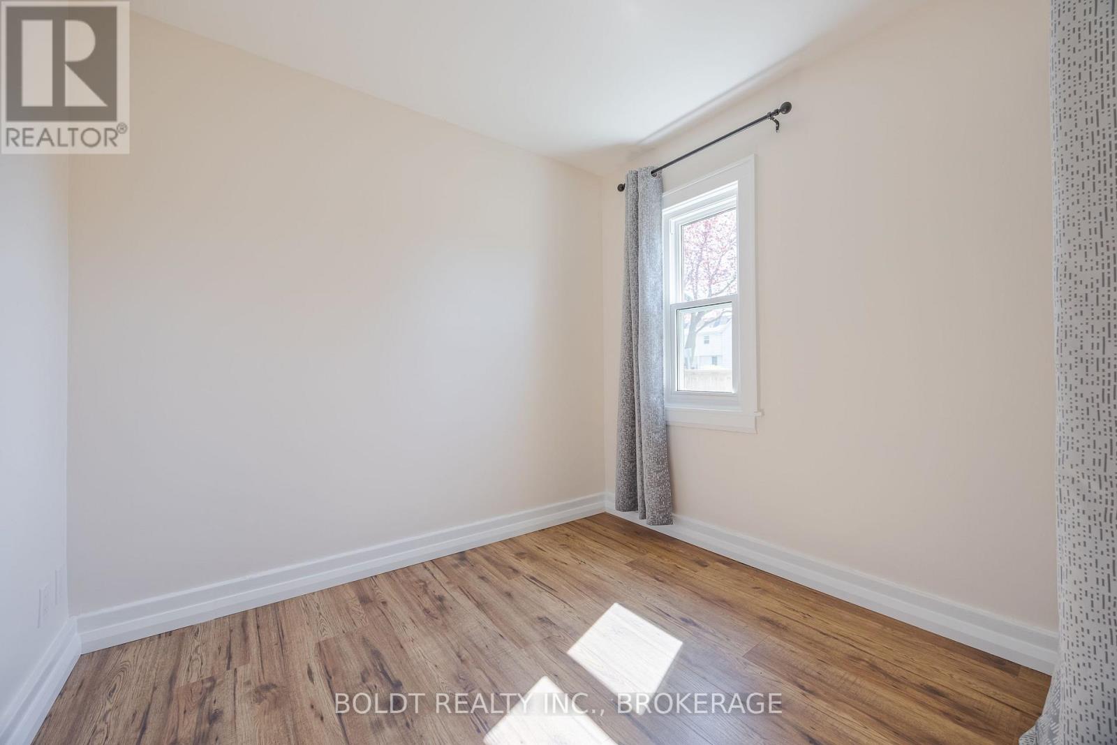 336 Carlton Street S, St. Catharines, Ontario  L2N 1C4 - Photo 5 - X12269983