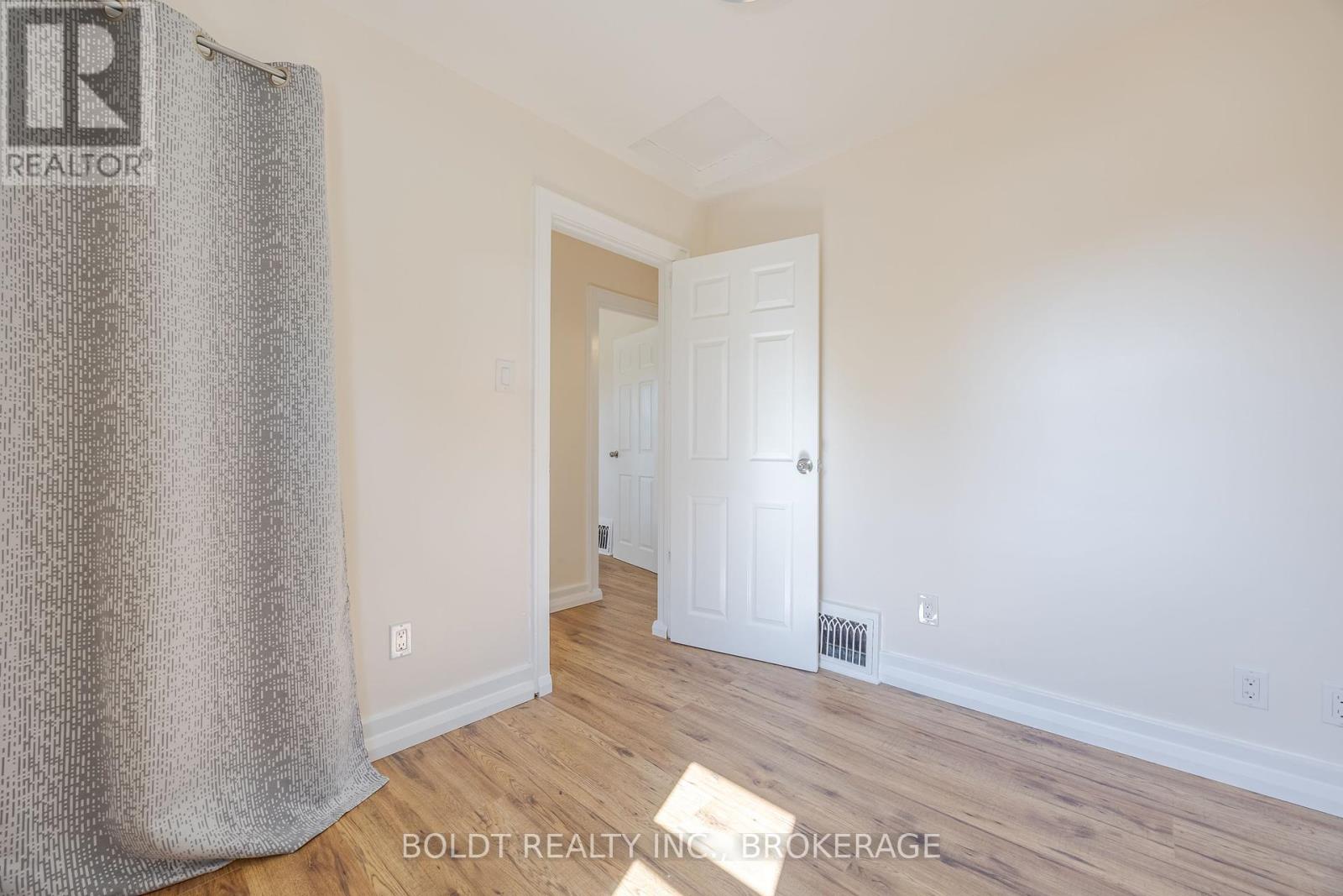 336 Carlton Street S, St. Catharines, Ontario  L2N 1C4 - Photo 6 - X12269983