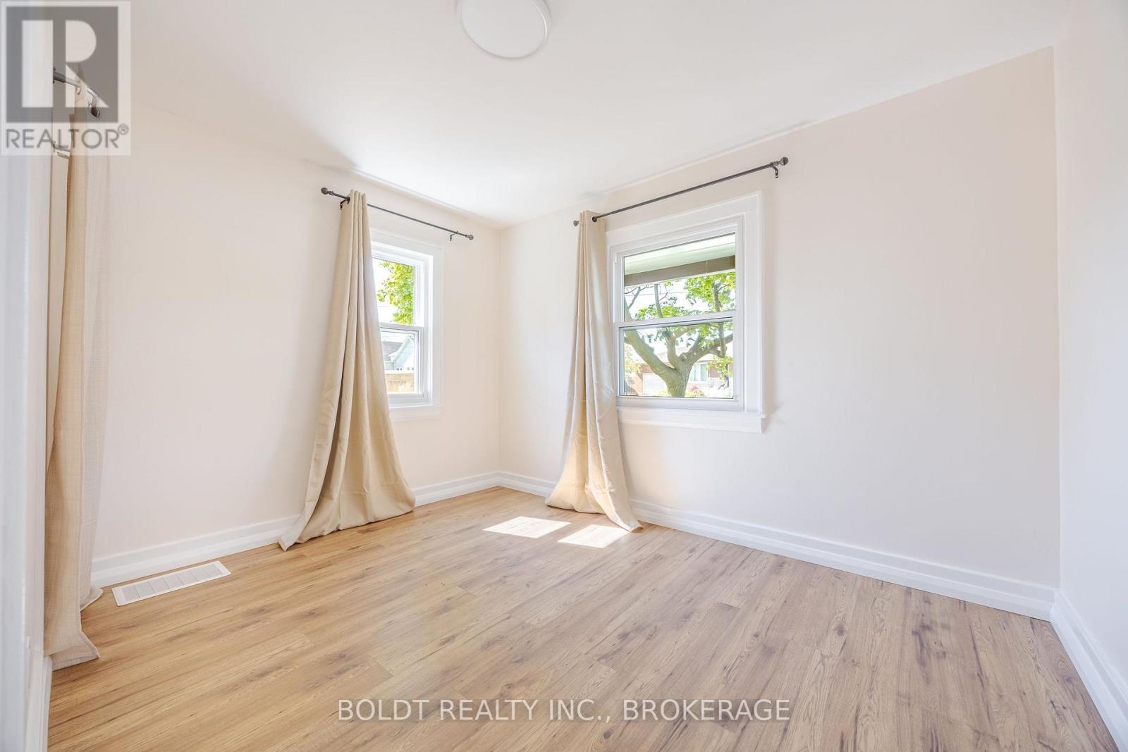 336 Carlton Street S, St. Catharines, Ontario  L2N 1C4 - Photo 7 - X12269983