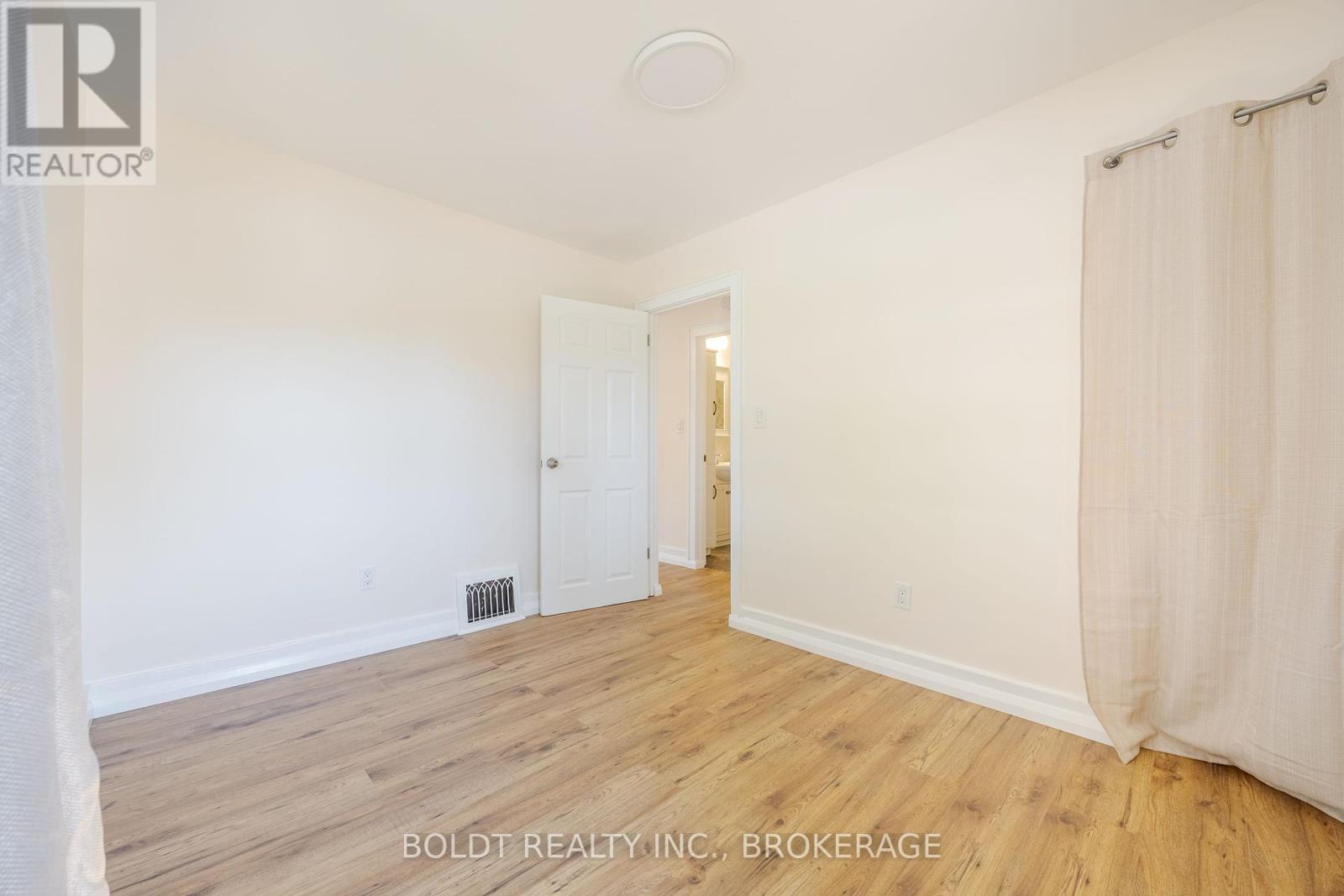 336 Carlton Street S, St. Catharines, Ontario  L2N 1C4 - Photo 8 - X12269983