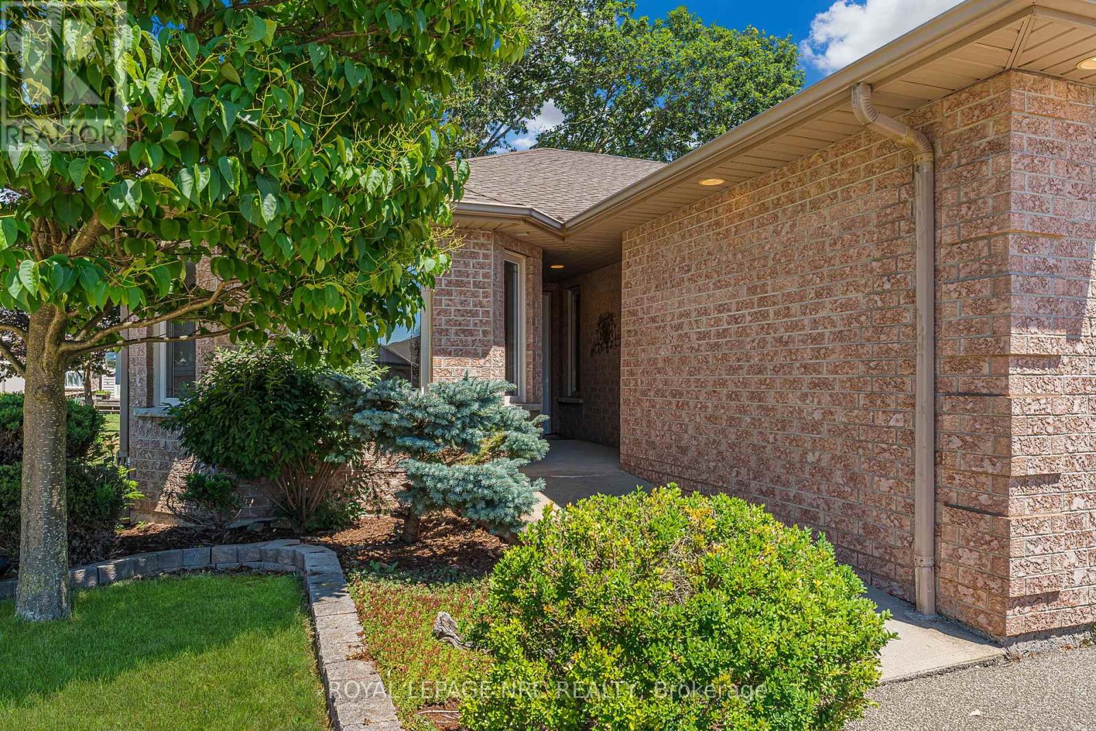 48 Bridgewater Court, Welland, Ontario  L3C 7M6 - Photo 3 - X12307873