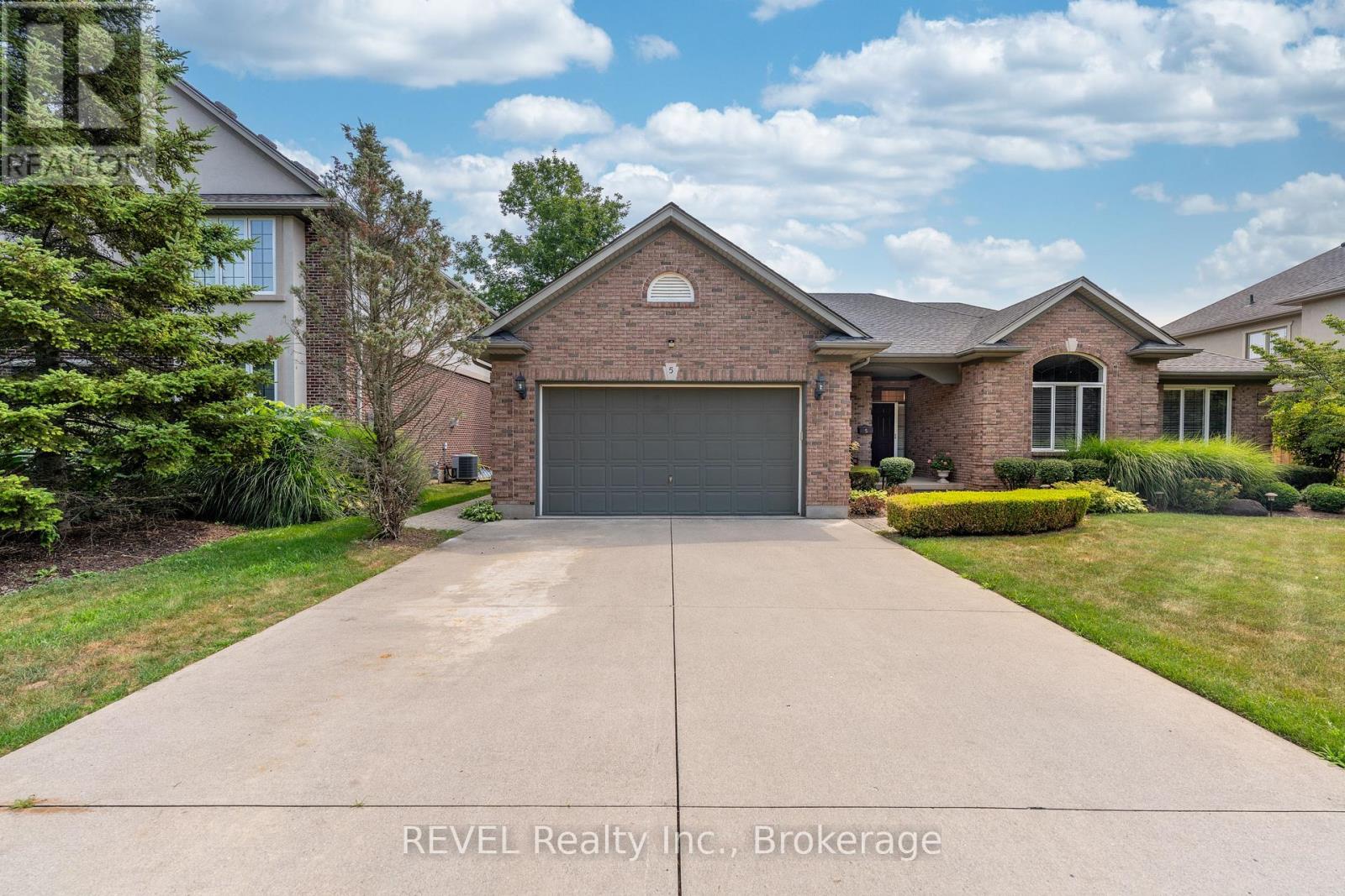 5 Beechwood Crescent, Pelham, Ontario  L0S 1E7 - Photo 2 - X12321328