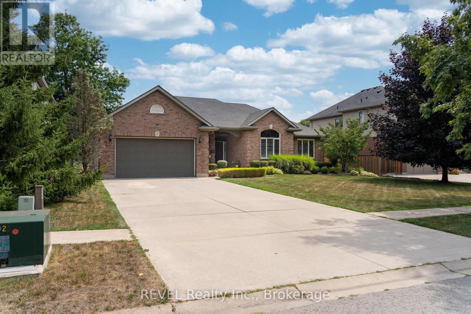 5 Beechwood Crescent, Pelham, Ontario  L0S 1E7 - Photo 3 - X12321328
