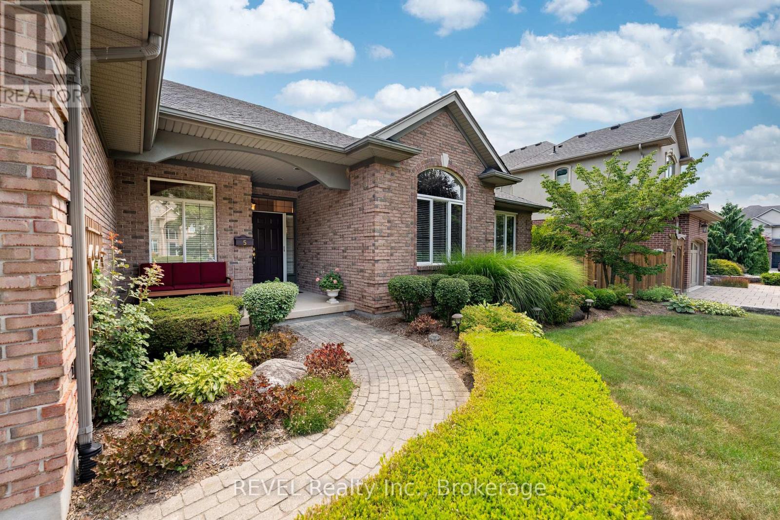5 Beechwood Crescent, Pelham, Ontario  L0S 1E7 - Photo 4 - X12321328