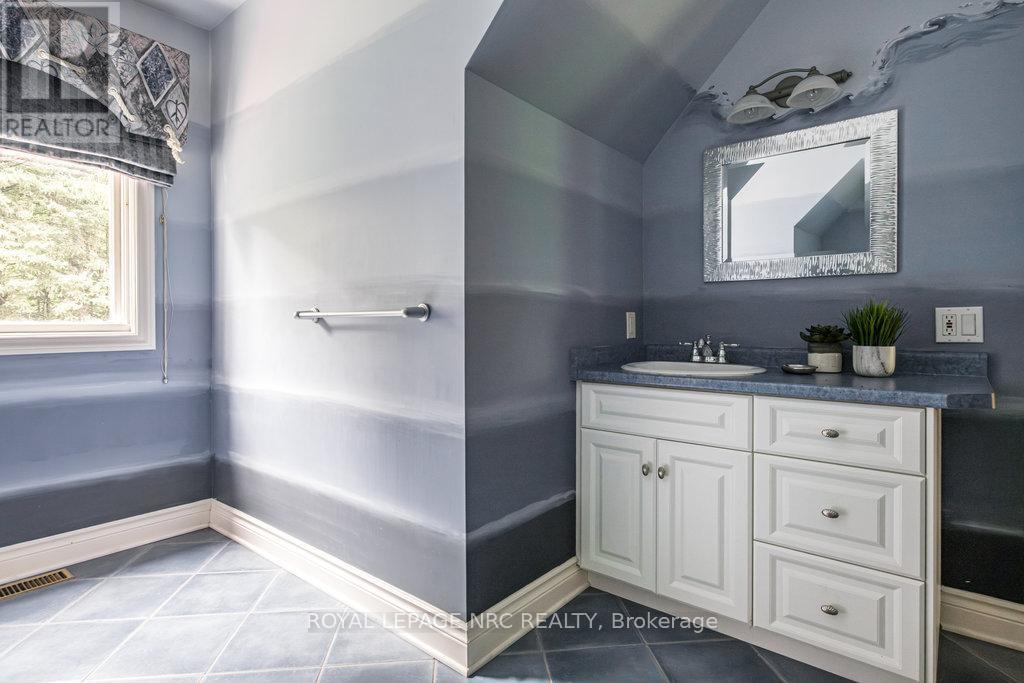 1110 Centre Street, Pelham, Ontario  L0S 1C0 - Photo 23 - X12322944