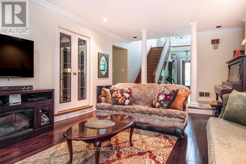 1110 Centre Street, Pelham, Ontario  L0S 1C0 - Photo 6 - X12322944