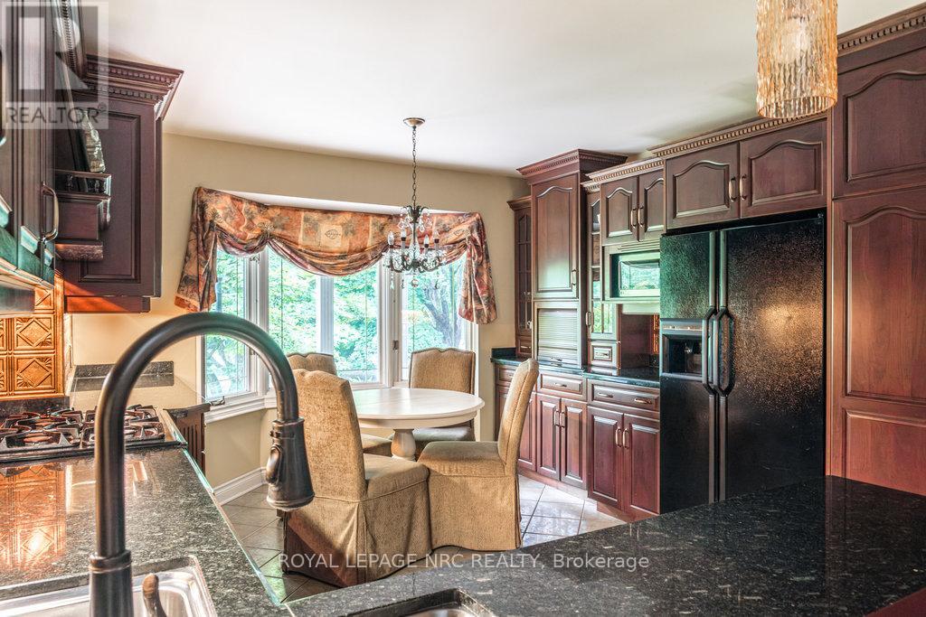 1110 Centre Street, Pelham, Ontario  L0S 1C0 - Photo 9 - X12322944