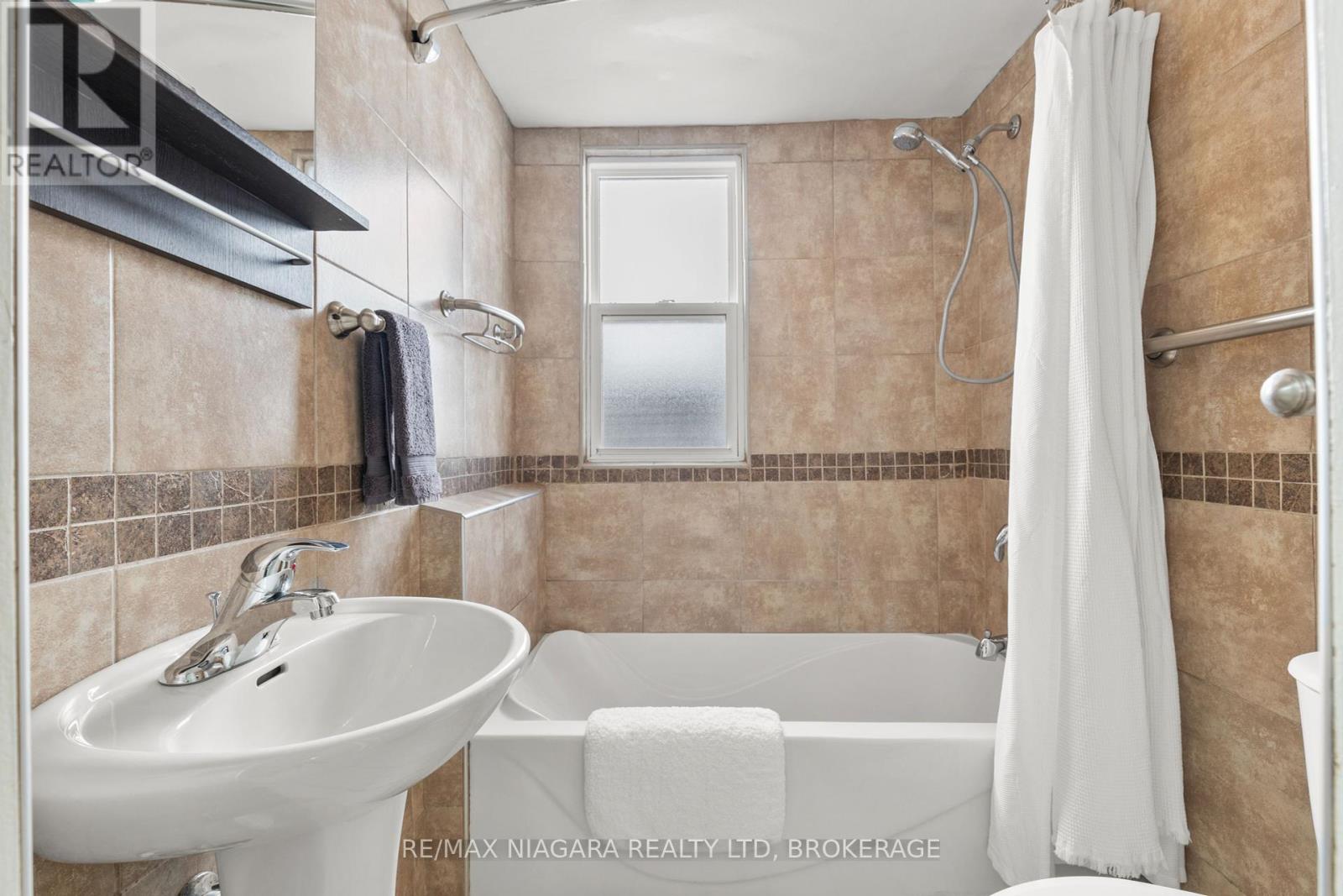 118 Lockhart Street, Niagara-On-The-Lake (Town), Ontario  L0S 1J0 - Photo 14 - X12361099