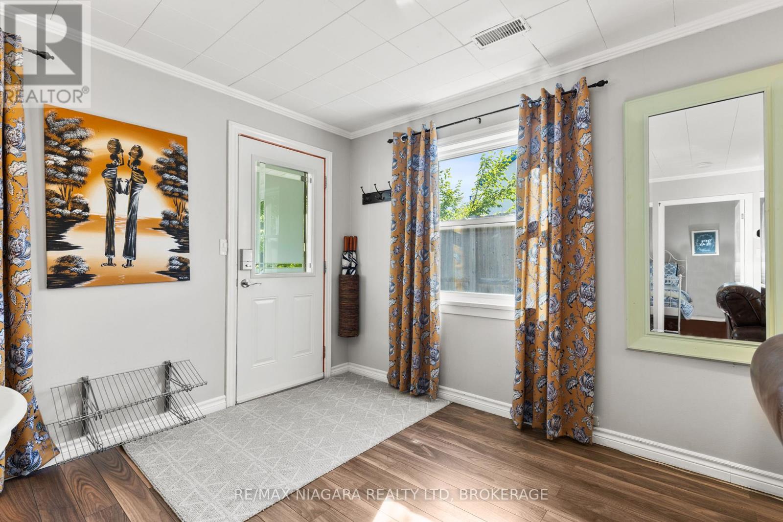 118 Lockhart Street, Niagara-On-The-Lake (Town), Ontario  L0S 1J0 - Photo 5 - X12361099