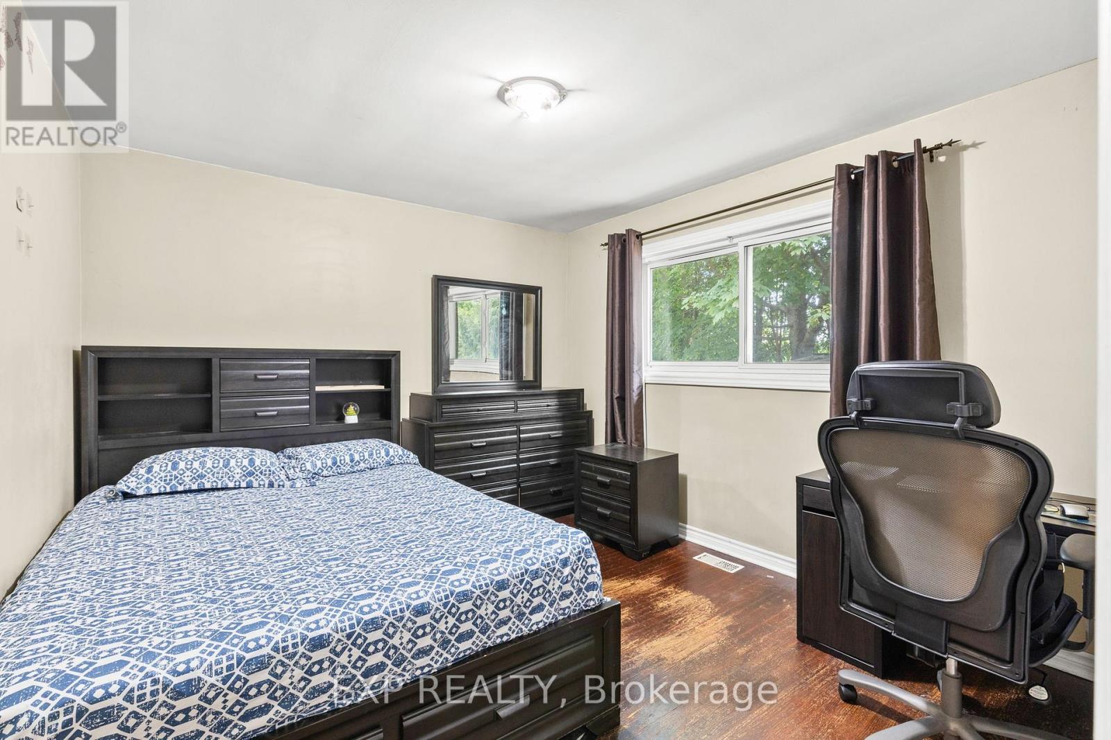 61 Radford Street, Hamilton (Ainslie Wood), Ontario  L8S 3E5 - Photo 11 - X12363943