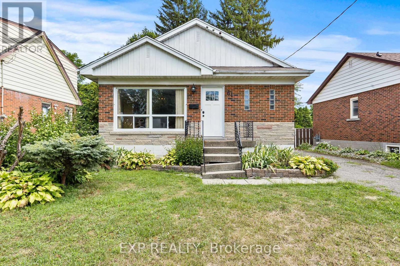 61 Radford Street, Hamilton (Ainslie Wood), Ontario  L8S 3E5 - Photo 2 - X12363943
