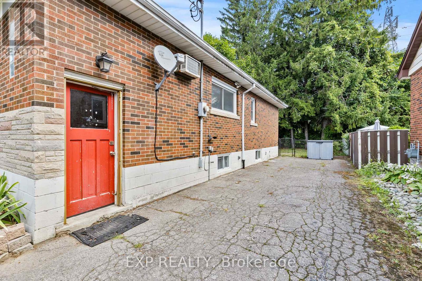 61 Radford Street, Hamilton (Ainslie Wood), Ontario  L8S 3E5 - Photo 3 - X12363943