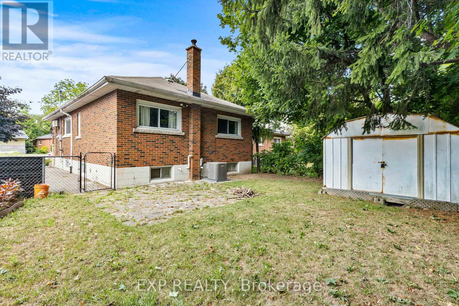 61 Radford Street, Hamilton (Ainslie Wood), Ontario  L8S 3E5 - Photo 4 - X12363943