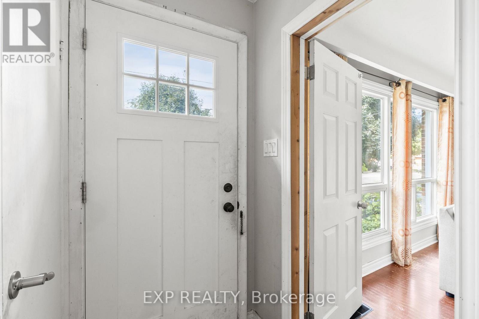 61 Radford Street, Hamilton (Ainslie Wood), Ontario  L8S 3E5 - Photo 5 - X12363943