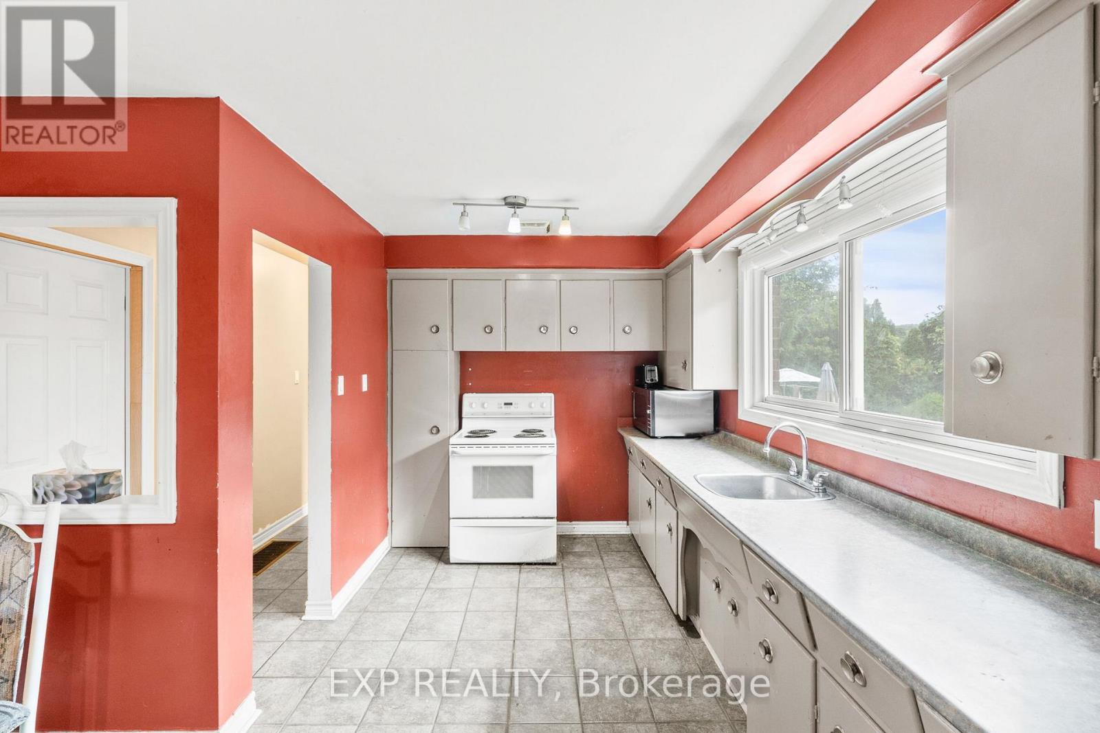 61 Radford Street, Hamilton (Ainslie Wood), Ontario  L8S 3E5 - Photo 8 - X12363943