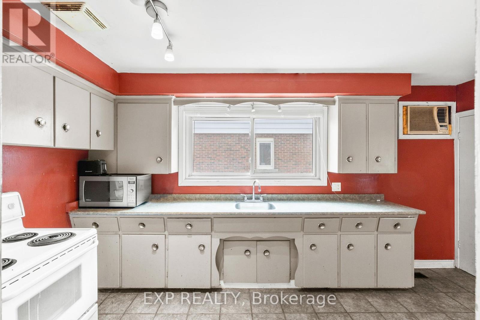 61 Radford Street, Hamilton (Ainslie Wood), Ontario  L8S 3E5 - Photo 9 - X12363943