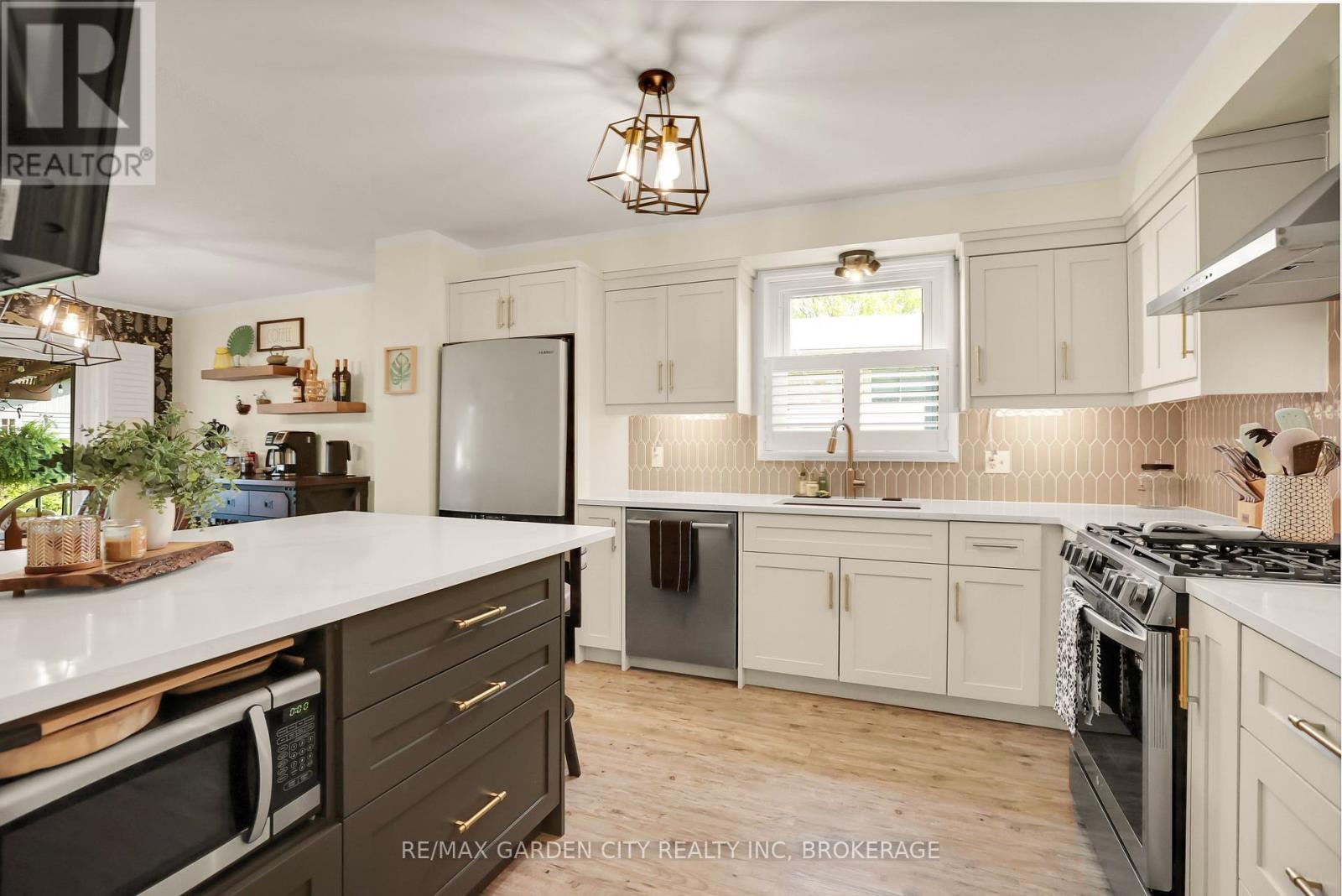 8 Lampman Crescent, Thorold, Ontario  L2V 4K7 - Photo 10 - X12375433