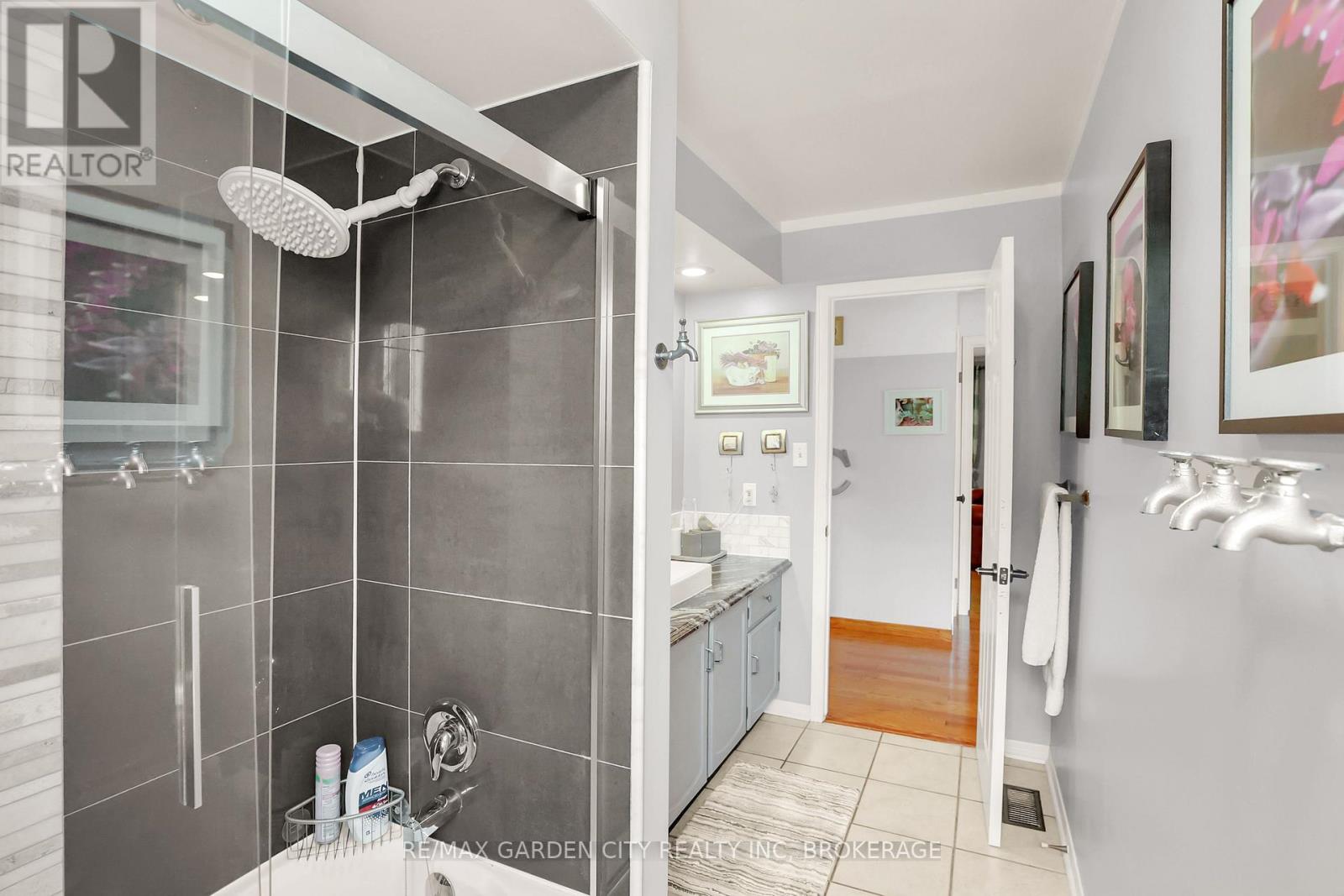 8 Lampman Crescent, Thorold, Ontario  L2V 4K7 - Photo 23 - X12375433