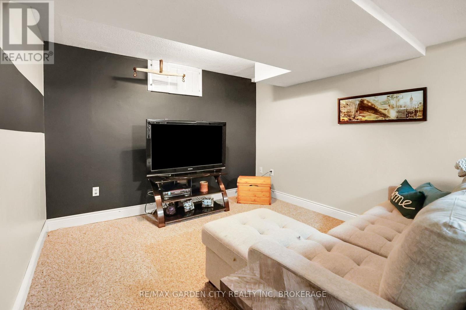 8 Lampman Crescent, Thorold, Ontario  L2V 4K7 - Photo 27 - X12375433