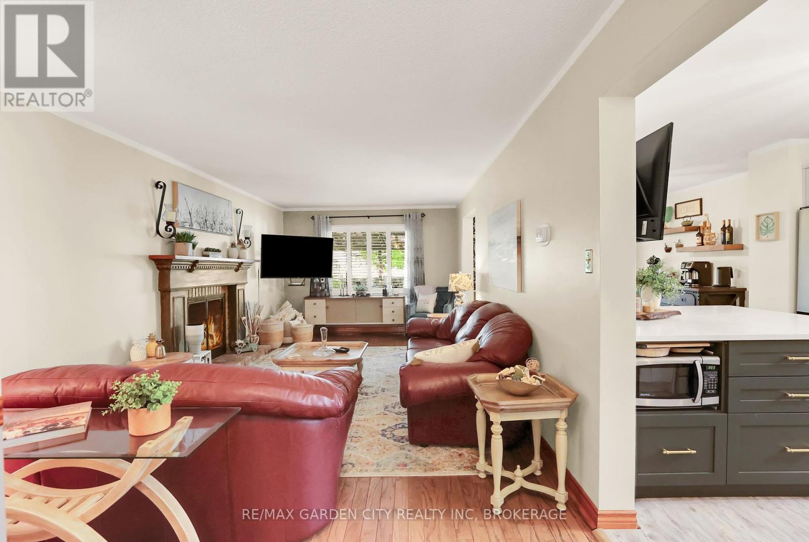 8 Lampman Crescent, Thorold, Ontario  L2V 4K7 - Photo 3 - X12375433