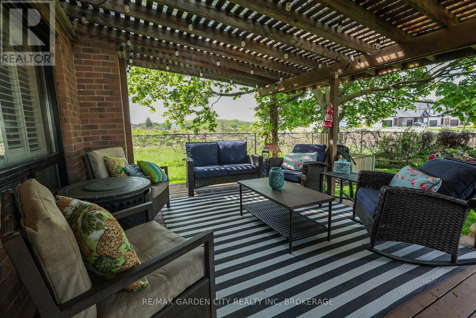 8 Lampman Crescent, Thorold, Ontario  L2V 4K7 - Photo 30 - X12375433