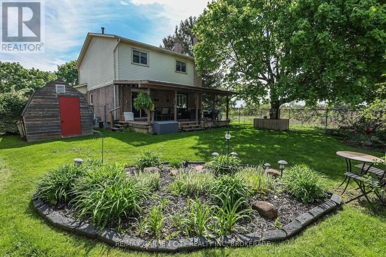 8 Lampman Crescent, Thorold, Ontario  L2V 4K7 - Photo 33 - X12375433