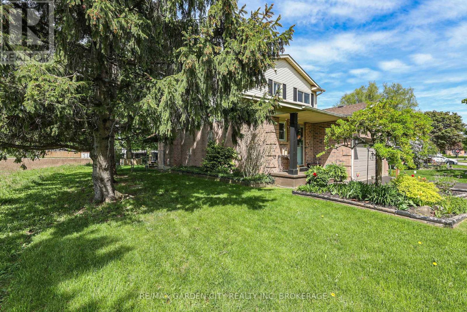 8 Lampman Crescent, Thorold, Ontario  L2V 4K7 - Photo 36 - X12375433