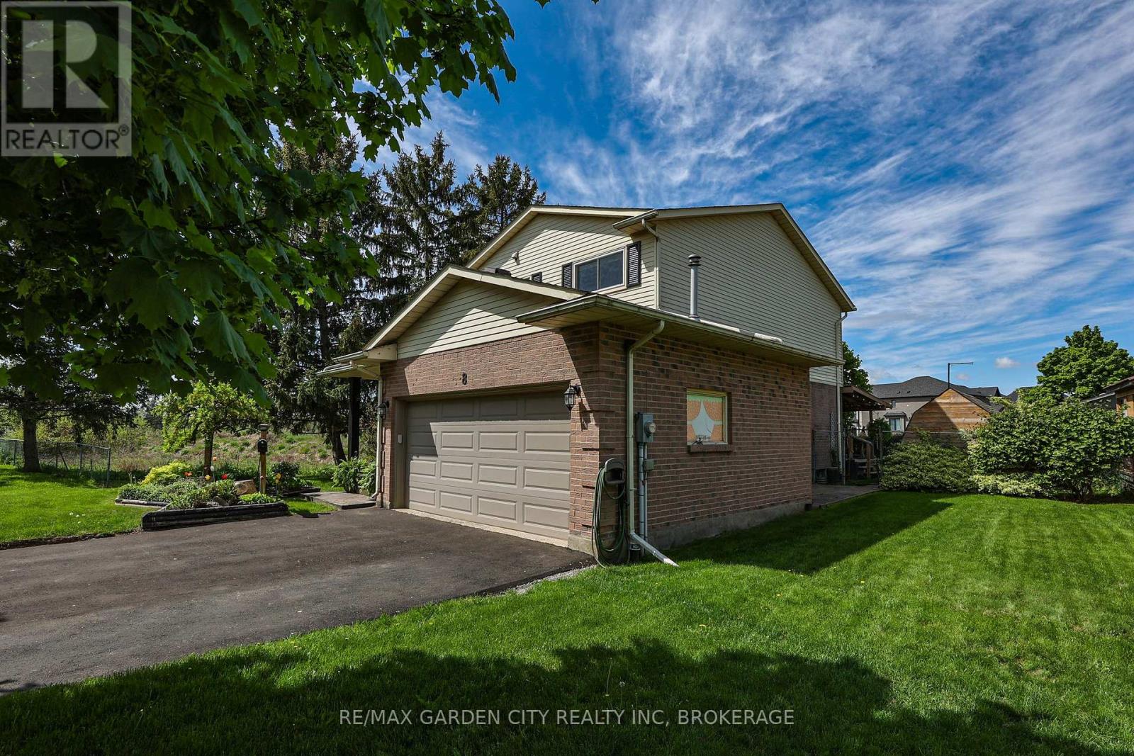 8 Lampman Crescent, Thorold, Ontario  L2V 4K7 - Photo 37 - X12375433