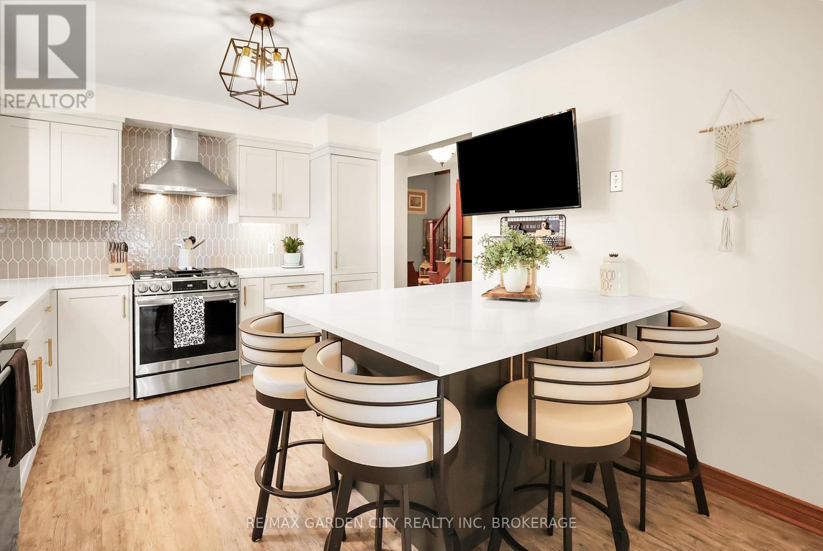 8 Lampman Crescent, Thorold, Ontario  L2V 4K7 - Photo 8 - X12375433