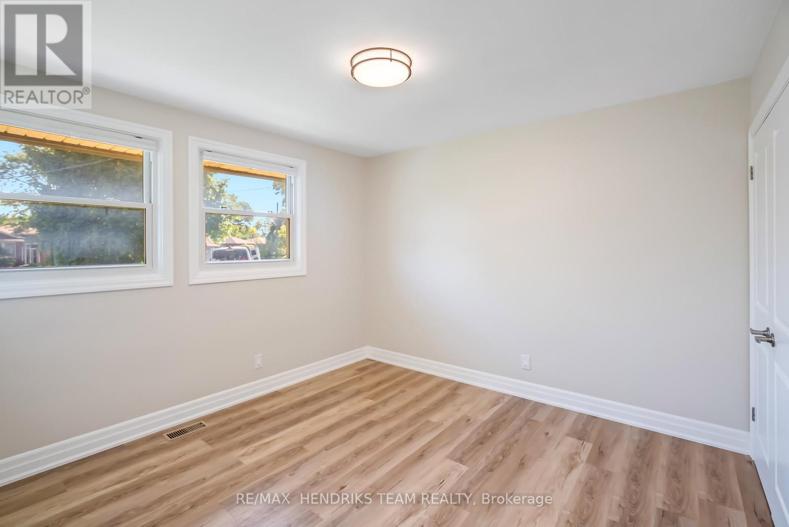 37 Coronation Boulevard, St. Catharines, Ontario  L2S 2V2 - Photo 14 - X12375475