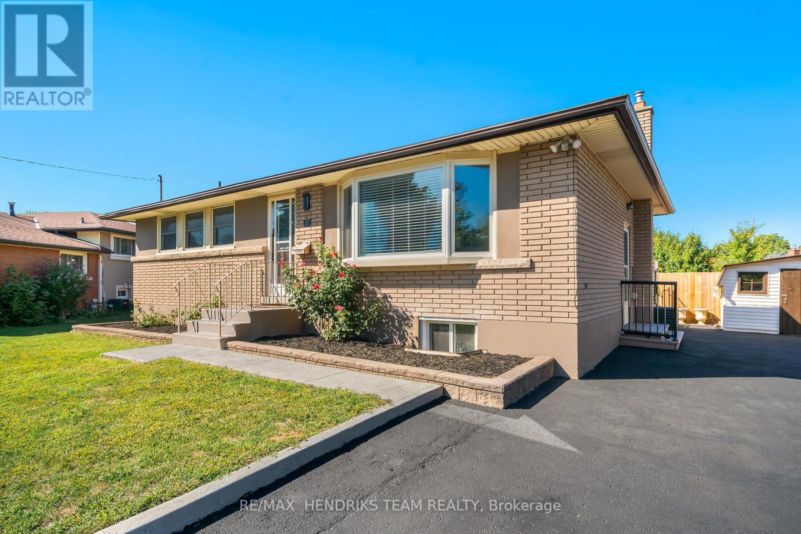 37 Coronation Boulevard, St. Catharines, Ontario  L2S 2V2 - Photo 2 - X12375475