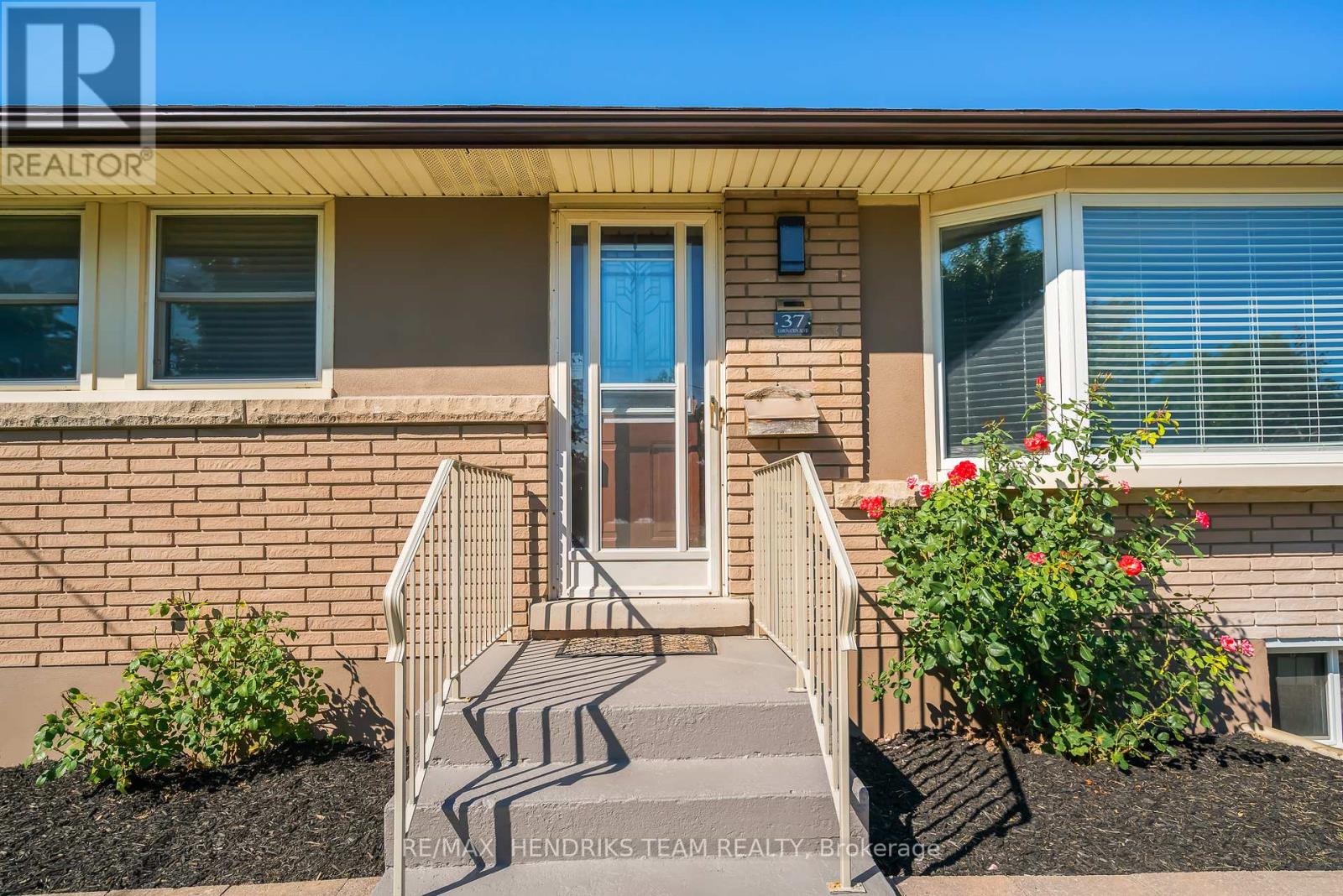 37 Coronation Boulevard, St. Catharines, Ontario  L2S 2V2 - Photo 4 - X12375475
