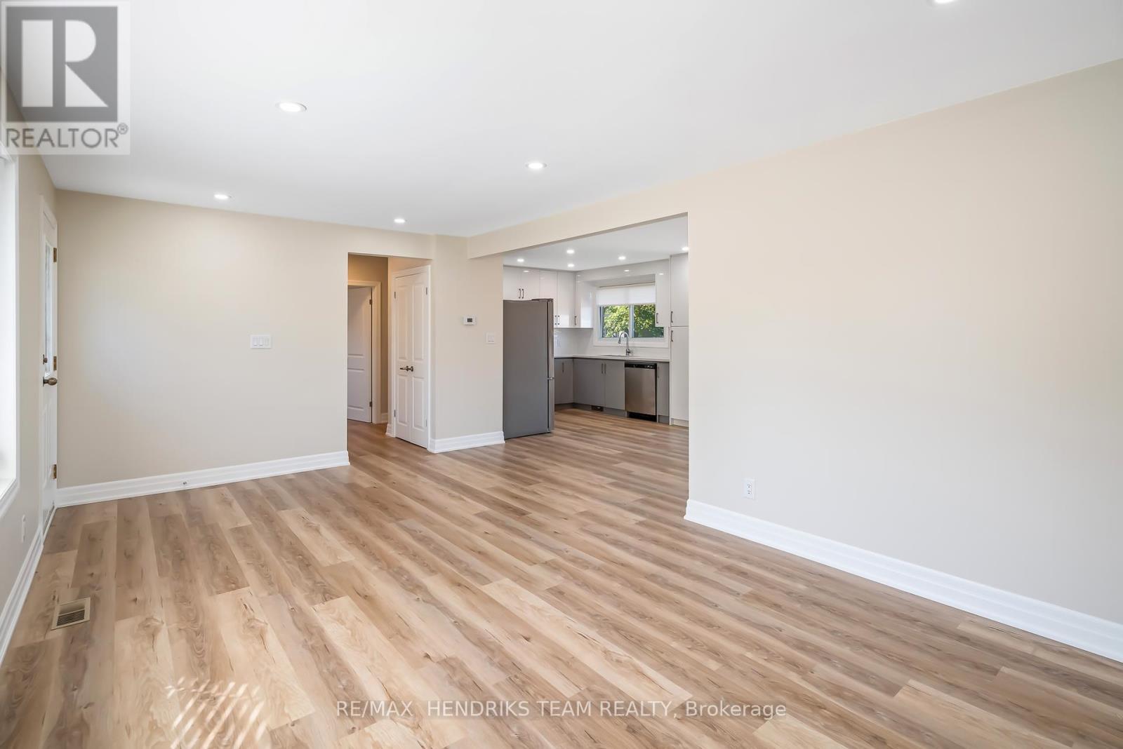37 Coronation Boulevard, St. Catharines, Ontario  L2S 2V2 - Photo 7 - X12375475