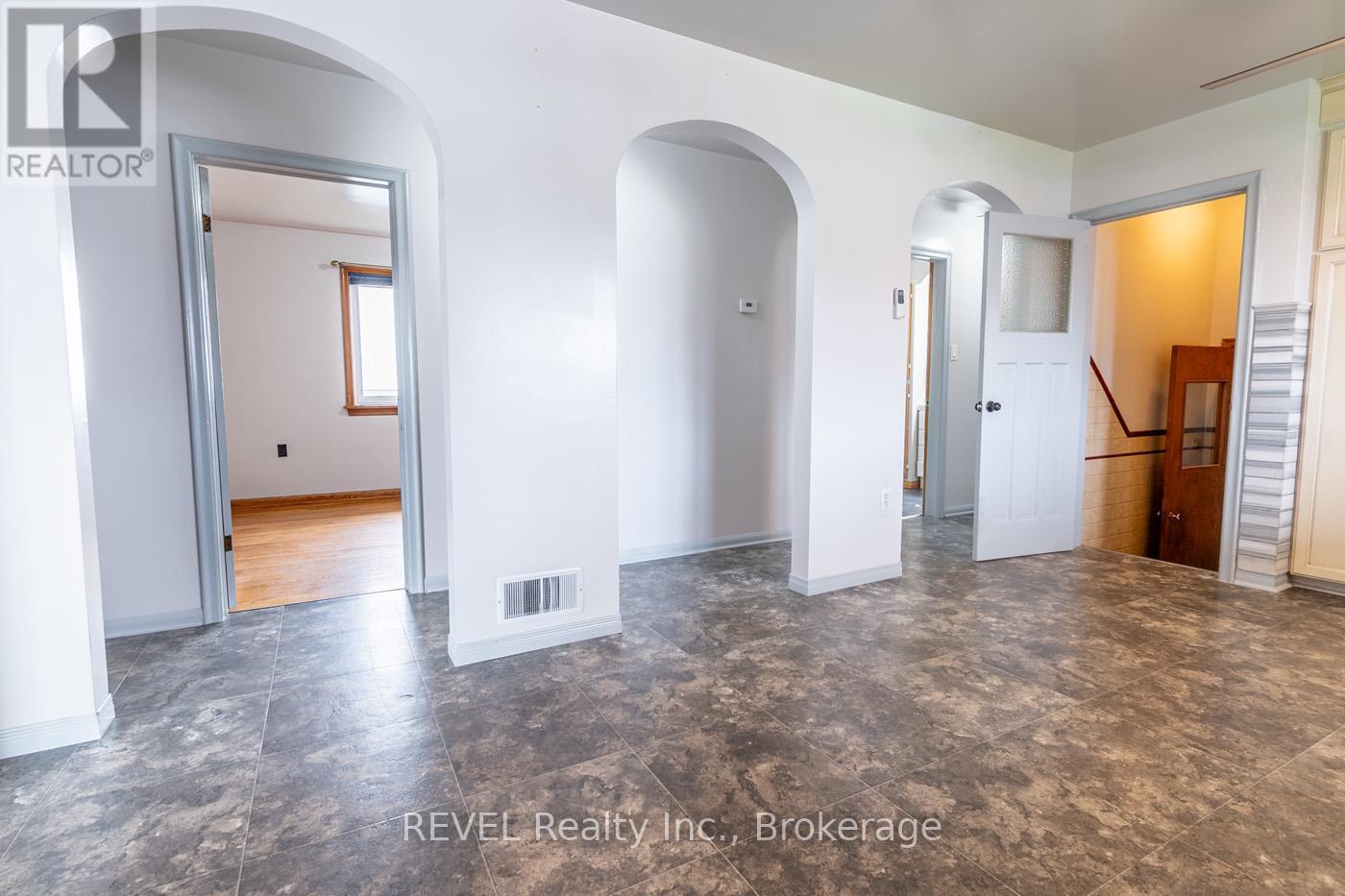 181 Cross Street, Port Colborne, Ontario  L3K 1L7 - Photo 10 - X12377826