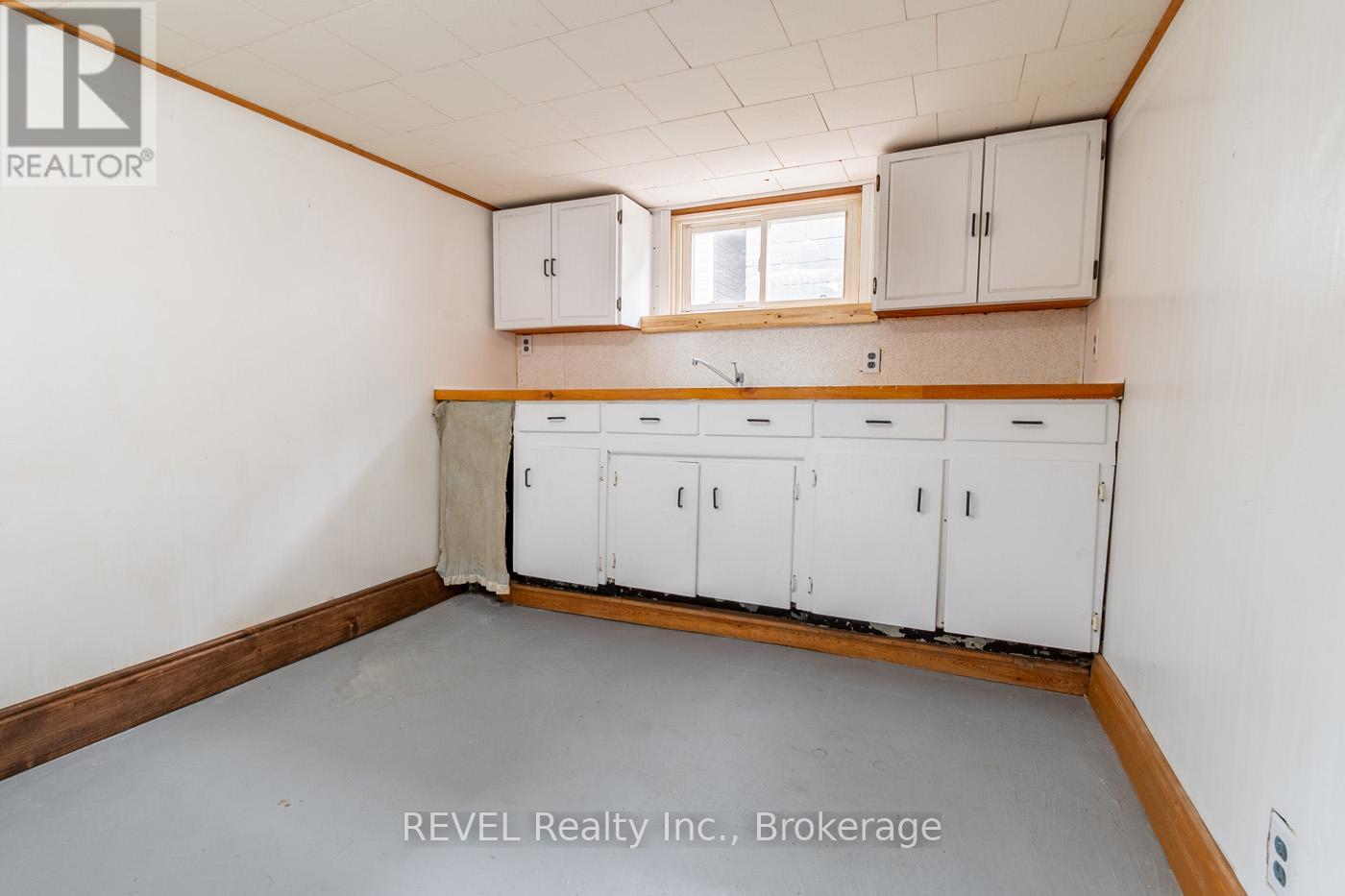 181 Cross Street, Port Colborne, Ontario  L3K 1L7 - Photo 32 - X12377826