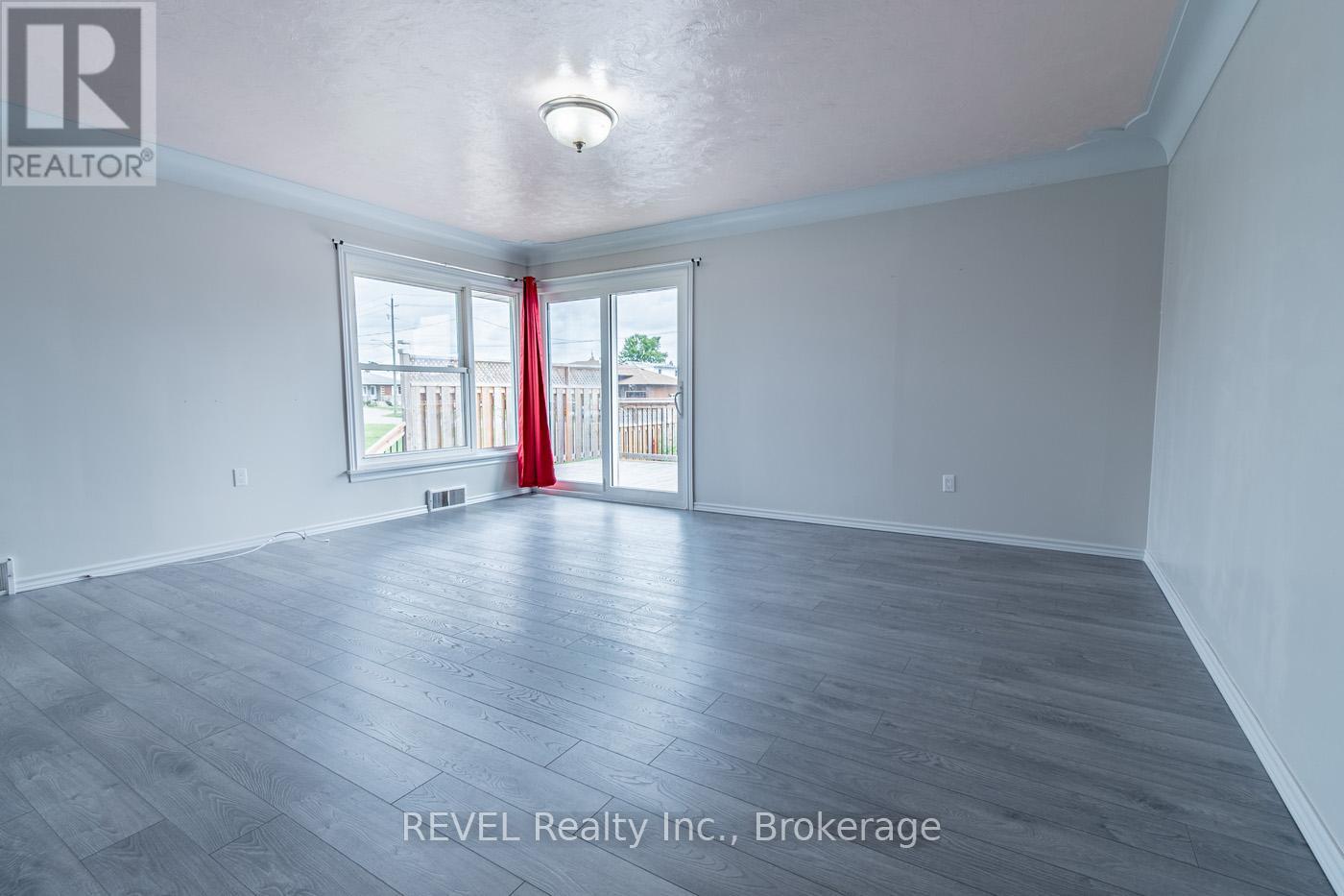 181 Cross Street, Port Colborne, Ontario  L3K 1L7 - Photo 4 - X12377826