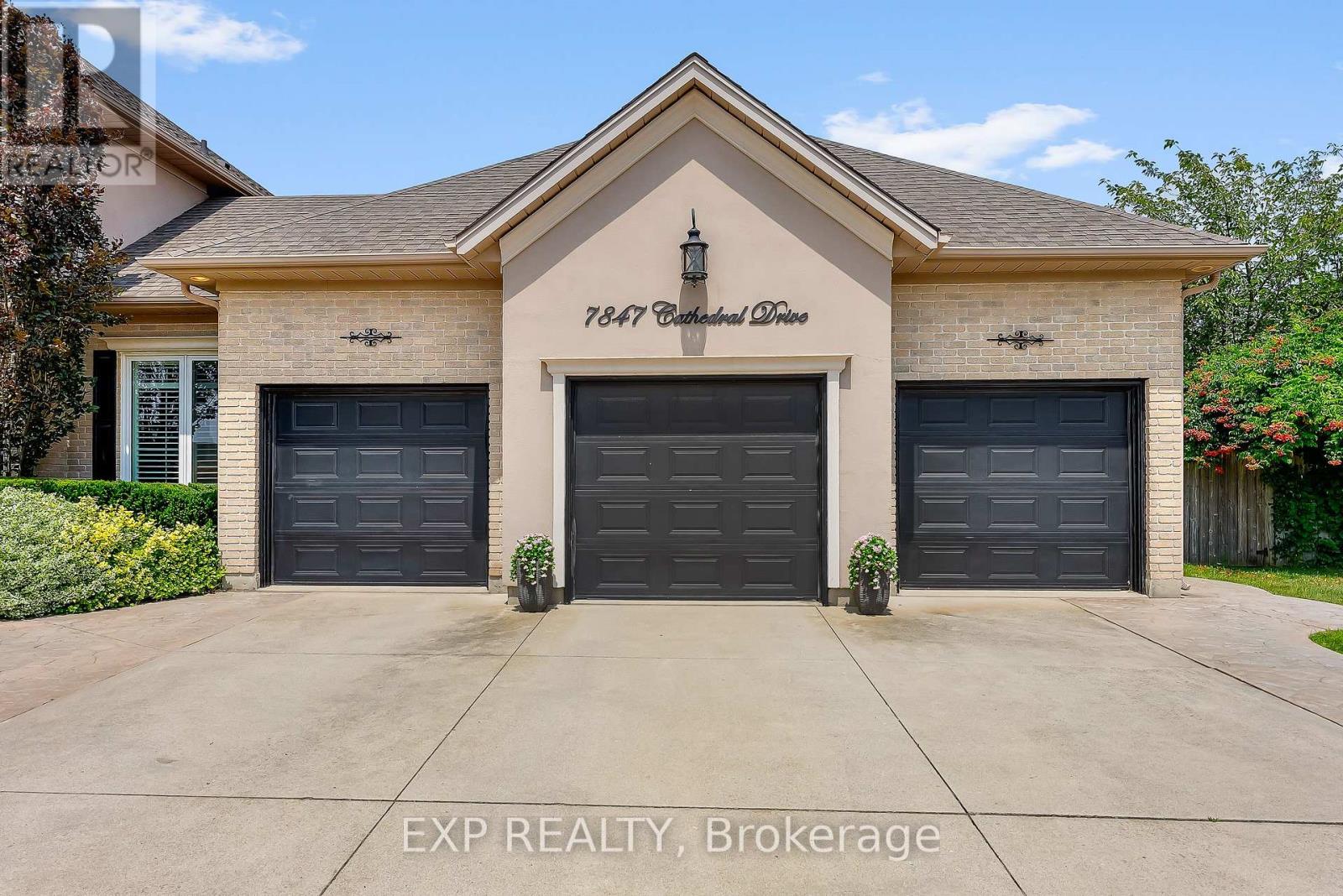 7847 Cathedral Drive, Niagara Falls (Mt. Carmel), Ontario  L2H 2Z3 - Photo 2 - X12381646