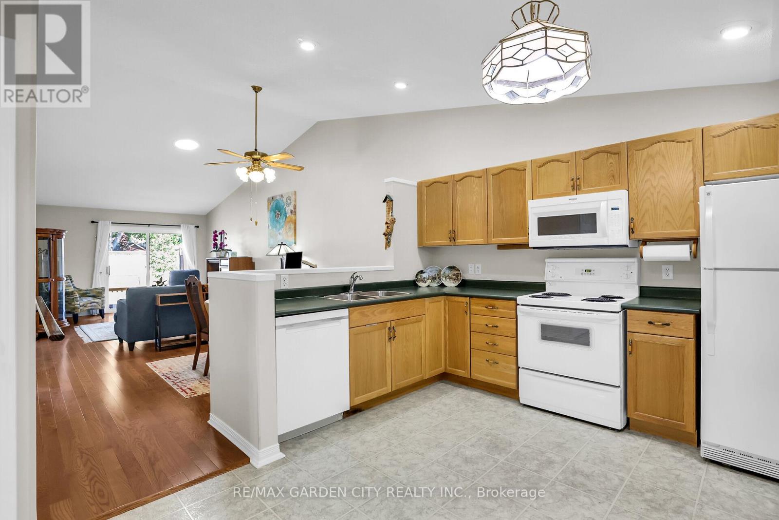 27 - 303 Central Avenue, Grimsby, Ontario  L3M 5L7 - Photo 5 - X12383719