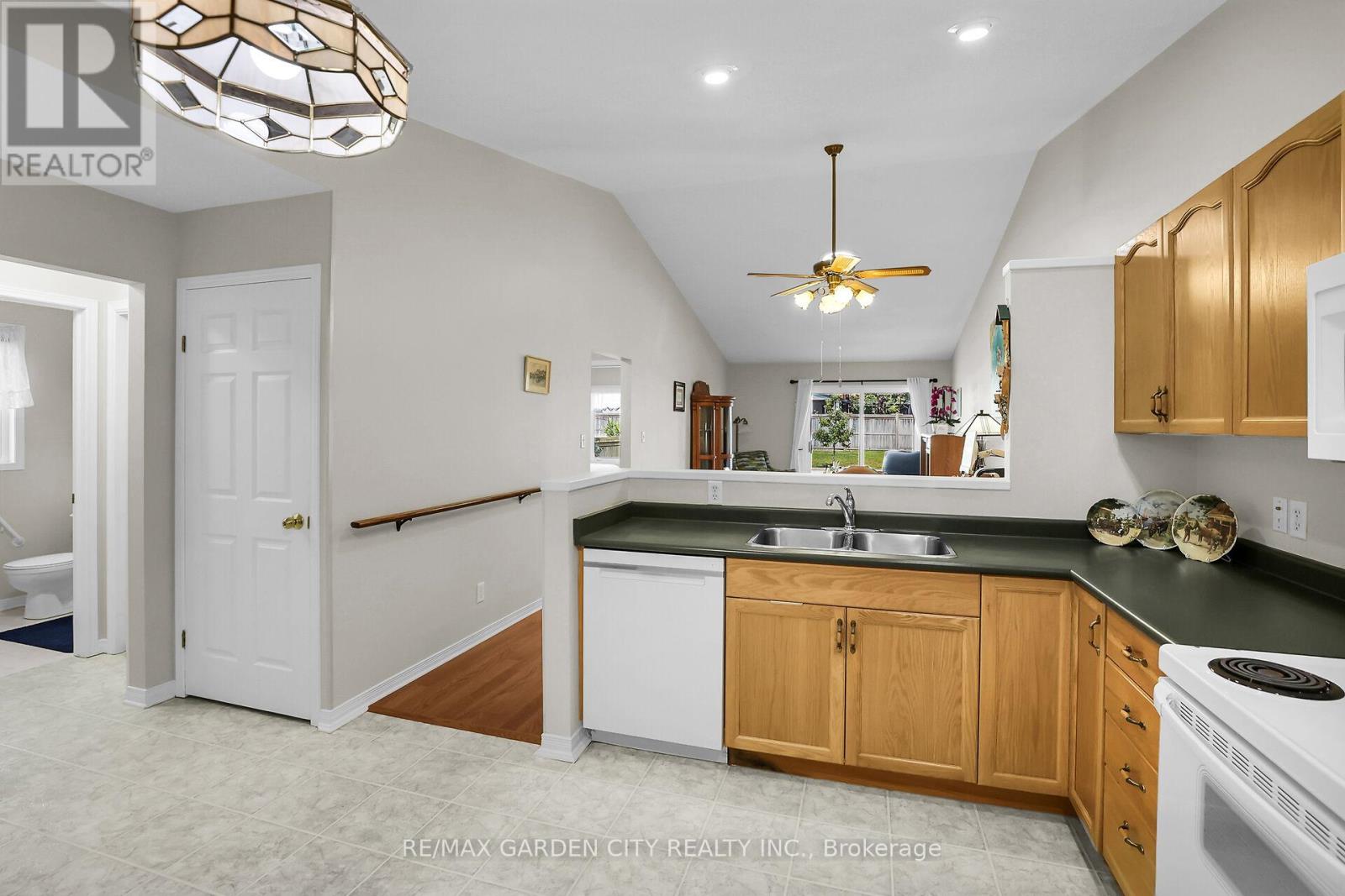 27 - 303 Central Avenue, Grimsby, Ontario  L3M 5L7 - Photo 7 - X12383719