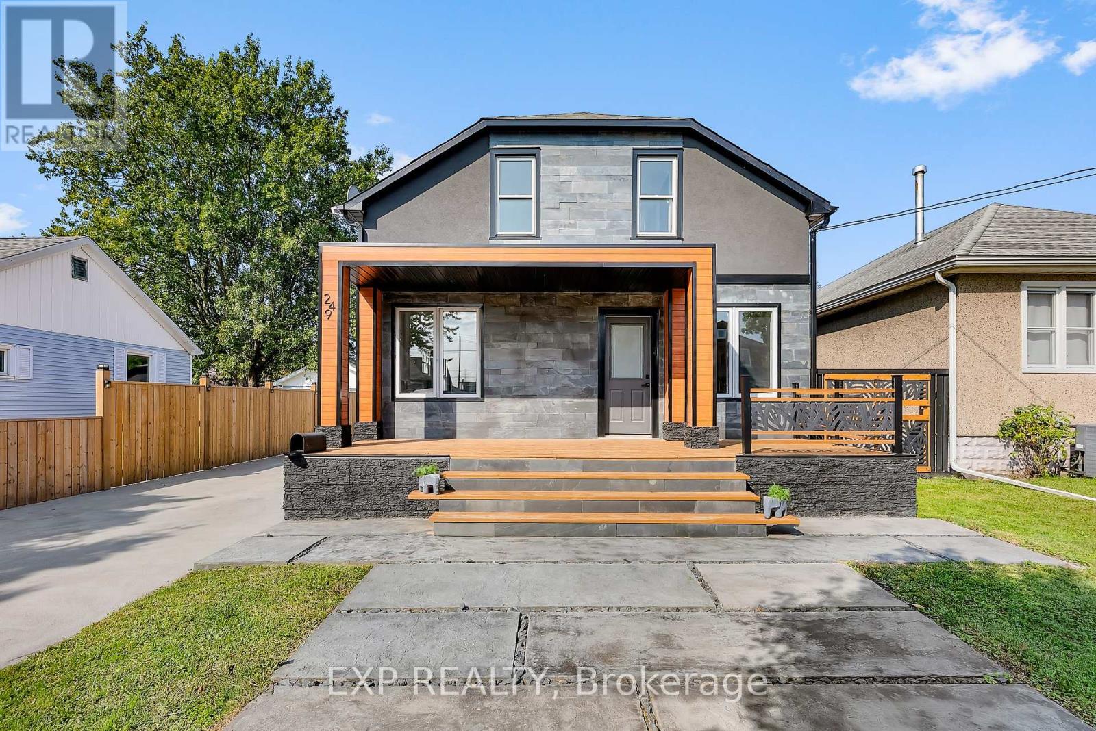 249 Wallace Avenue S, Welland (Lincoln/crowland), Ontario  L3B 1R7 - Photo 3 - X12391686