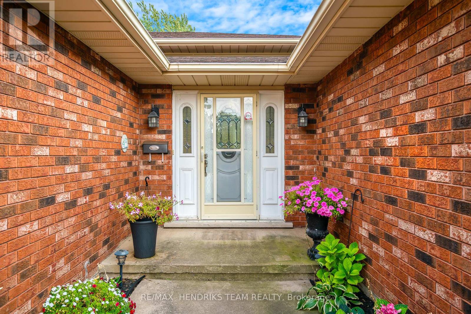 3688 Cardinal Drive, Niagara Falls, Ontario  L2H 2Y1 - Photo 2 - X12394140